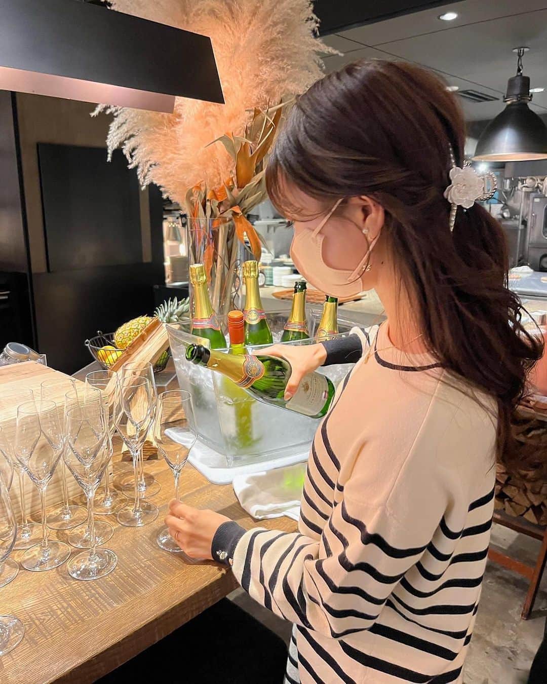 中田絵里奈さんのインスタグラム写真 - (中田絵里奈Instagram)「. 先日久しぶりに👨🏻とlunchへ。 グルメなお友達数人が絶賛していた 薪火レストランSMOKE DOOR🍽️ . ホテルの中にあるけど気張らず行ける雰囲気も素敵でランチにはなんと🥂のフリーフロー付き♡ 運転があったので私だけたっぷりいただきました 🤣🙏 . 何よりここの焼き立てパンと自家製バターが 美味しくて感動…👏🏻 このお店の為に横浜行きたい♡ と思ったレストランでした🎄 . 📍 @smoke_door . 👗 @lerevevaniller . 👜 @delvaux . . . #smokedoor #横浜ランチ」11月29日 23時25分 - erinanakata