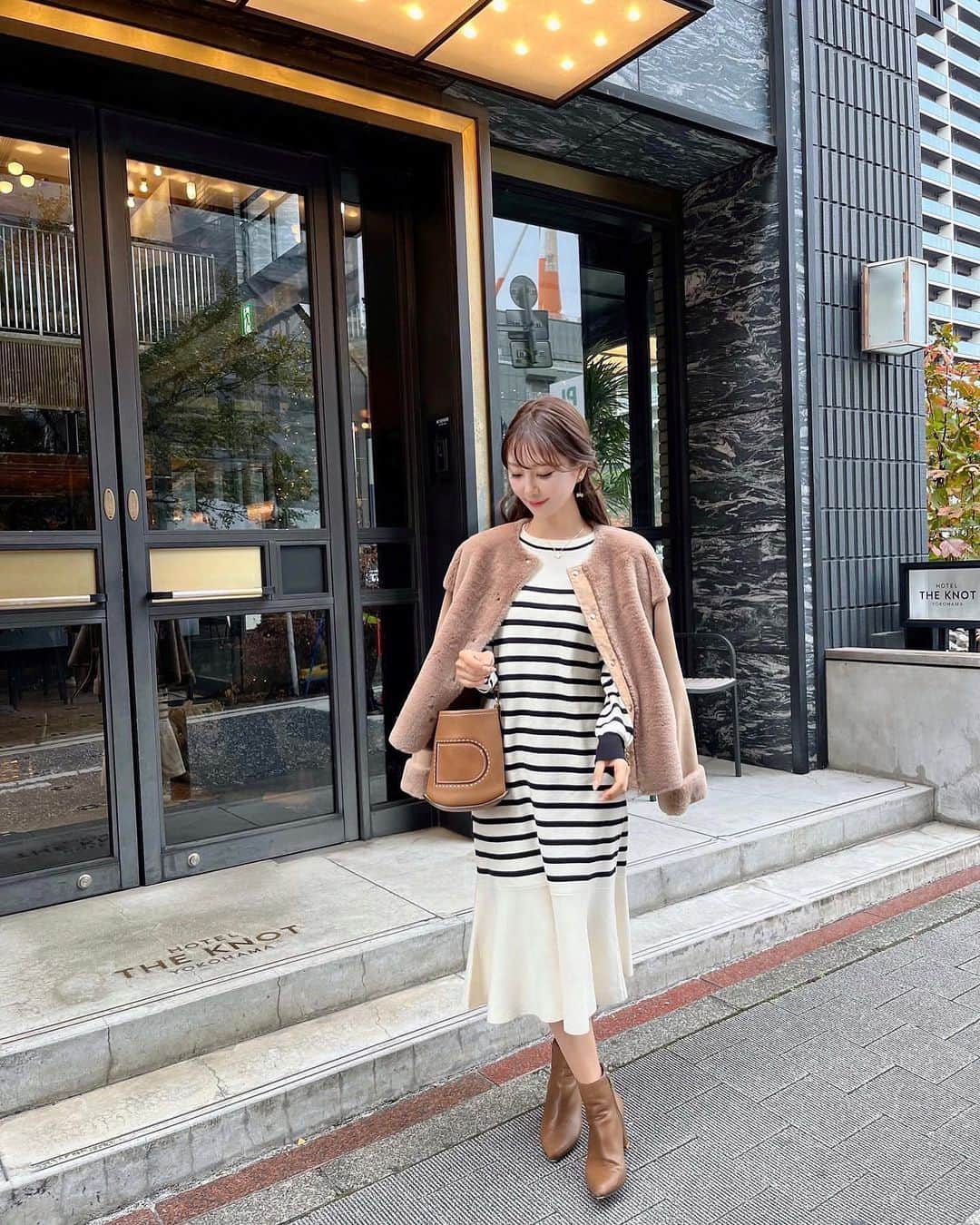 中田絵里奈さんのインスタグラム写真 - (中田絵里奈Instagram)「. 先日久しぶりに👨🏻とlunchへ。 グルメなお友達数人が絶賛していた 薪火レストランSMOKE DOOR🍽️ . ホテルの中にあるけど気張らず行ける雰囲気も素敵でランチにはなんと🥂のフリーフロー付き♡ 運転があったので私だけたっぷりいただきました 🤣🙏 . 何よりここの焼き立てパンと自家製バターが 美味しくて感動…👏🏻 このお店の為に横浜行きたい♡ と思ったレストランでした🎄 . 📍 @smoke_door . 👗 @lerevevaniller . 👜 @delvaux . . . #smokedoor #横浜ランチ」11月29日 23時25分 - erinanakata