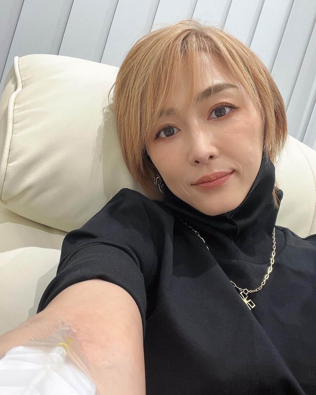 杏さゆりさんのインスタグラム写真 - (杏さゆりInstagram)「慢性蕁麻疹を治す為に定期的に通っている点滴✨ NMN点滴💉 これはアレルギーも改善してくれるし、なんなら肌や髪、内臓にも良いんです😇 実際、最近酷かった蕁麻疹が大分良くなってきました🥺✨ いつもありがとうございます🥰 @tgwa_clinic_official  @dr_takahiro1978  . A drip that goes through A drip infusion that goes through regularly to cure chronic urticaria✨  NMN drip infusion 💉  This will improve allergies, and it's good for your skin, hair, and internal organs😇  In fact, my hives, which had been severe recently, have improved a lot 🥺✨  Thank you as always🥰  @tgwa_clinic_official  @dr_takahiro1978  . #NMN #nmn点滴 #nmndripinfusion #杏さゆり #SayuriAnzu」11月30日 1時31分 - anzu_sayuri_official
