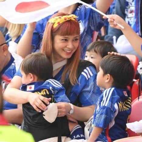 平愛梨さんのインスタグラム写真 - (平愛梨Instagram)「ギクッ((((；ﾟДﾟ)))))))‼️  日本VSコスタリカ戦⚽️  私を撮ったのはどこのどいつだ〜ぃ⁈(byにしおかすみこｻﾝ)  大きなカメラを持った記者さんがたくさんいてワールドカップって本当に凄い‼︎と私もその数の多さに大変感動して記者さんを激写していた🥹  撮られるって分からないものですね😅  よかったー！ 子供を叱ってる瞬間じゃなくて🤣  私の言うことを聞いてくれないカオス達🥲  どこにいてもずっと注意三昧な日々🥲  この瞬間はべベックが「ママー、なんでマスクしてるのー？なんか付いてるから取ってー」って言うから、  「え？どこ？」とマスクを取ったら、  「あ、お鼻だった！ごめんごめん」って🤪ズコッ)  なんなん🥲苦笑)  最近…こんな風にからかってくる🤪  結局笑ってしまって負けちゃうんだけど🤣❤️ #子供との会話中#こんな風に見えてるんだ#こういう瞬間#なかなか撮れない写真#ワールドカップの#子供との想い出#ありがとうございます#送ってくれた方#ありがとう#🙏」11月30日 5時32分 - harikiri_tairi