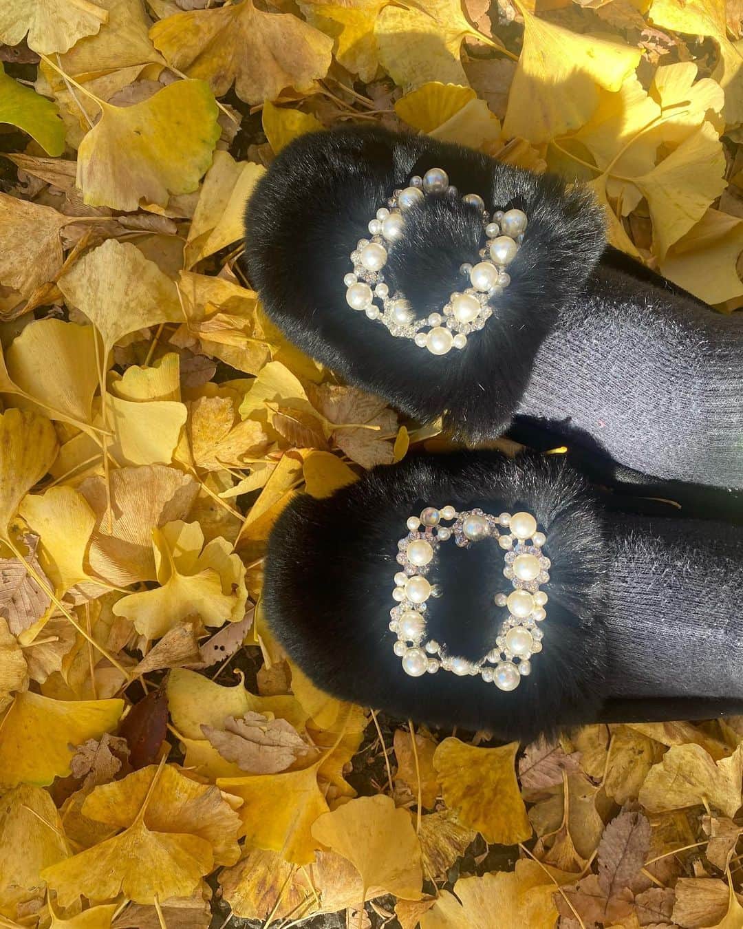 熊田曜子さんのインスタグラム写真 - (熊田曜子Instagram)「もこもこの靴👞 あったかい💗  #靴　#秋　#冬　#fashion #お出掛け　#落ち葉」11月30日 9時34分 - kumadayoko
