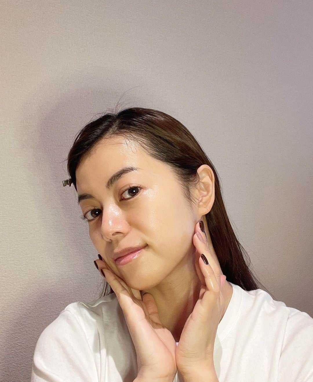 中林美和さんのインスタグラム写真 - (中林美和Instagram)「初めて使った衝撃が凄くて、 何本も使っているCセラムのオバジですが、 そのオバジから、皮膚科学に基づき開発されたという ゆるみ補正クリームが発売されました。 ・オバジX ダーマアドバンスドリフト  私は皮膚が柔らかくて ほっぺがたるみやすいのだけど、 こっくりしたテクスチャーのクリームを使ったら、 翌朝お肌がパンっ！て張っているではないですか！ お肌がふっくらしているように見えていい感じ♡ 外箱に記載されている 研究されたマッサージ方法でさらに効果を実感できました。 たるみって毎日のコツコツしたケアが大切だから、 簡単に実感できて続けられるものを選びたい。 私も大好きなC25セラムと一緒に使うのがおすすめです♪  @obagi_japan_official  #オバジ#Obagi#オバジX#オバジXダーマアドバンスドリフト#ゆるみ補正クリーム#すっぴん#スキンケア」11月30日 10時53分 - miwanakabayashi