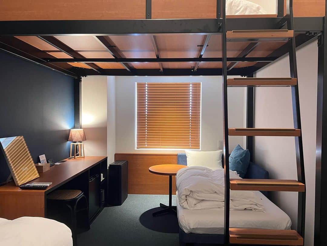 真奈さんのインスタグラム写真 - (真奈Instagram)「今回沖縄で宿泊した @androoms_nahaport さん🏨  ロフトのお部屋と一番広いお部屋🫶  青が基調で私には 好きすぎる空間でした。 ディナーはお部屋でプレートを 頼んだよ☺️🍻  次は貸切の方のサウナに 入るぞ〜〜🧖  #ホテルアンドルームス那覇ポート #ホテルサウナ　#ホカンス」11月30日 15時08分 - manatmnt0116