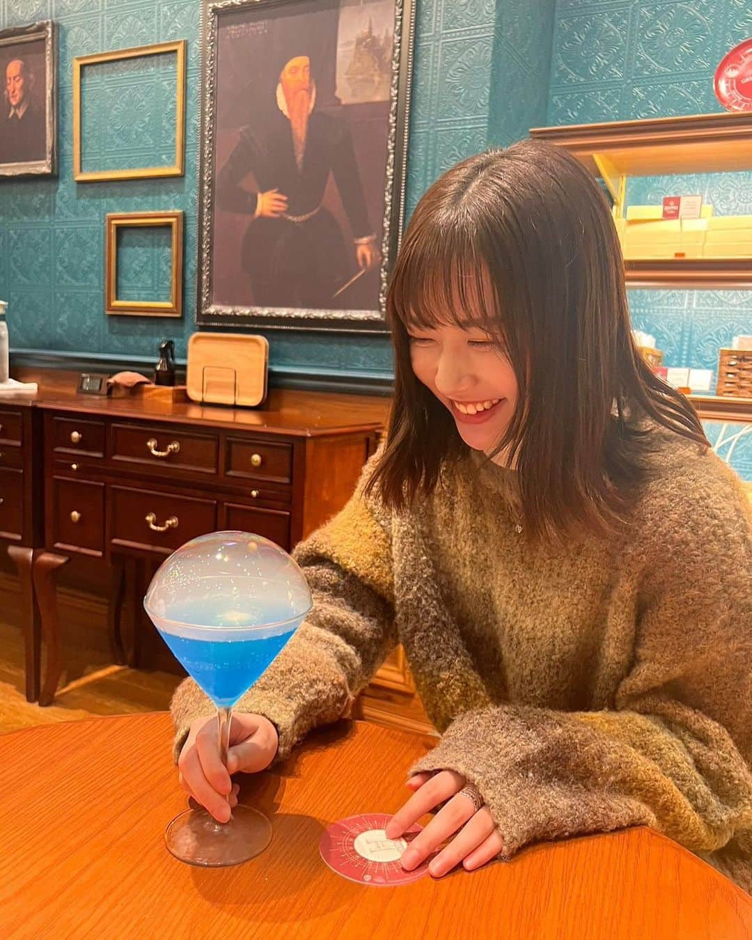 平野詩乃さんのインスタグラム写真 - (平野詩乃Instagram)「☺︎ 念願のHarry Potter Cafeへ！！ 内装も外装もハリポタの世界…✨  これはノンアルコールカクテルの「エクスペクト・パトローナム」💫 守護霊の魔法の名前！イメージ通り😌  呪文を唱えながら泡を割ると魔法が使えます(動画あり)(音なし🙃)  #HarryPotterCafe #harrypotter #ハリーポッターカフェ」11月30日 15時21分 - hirano.shino