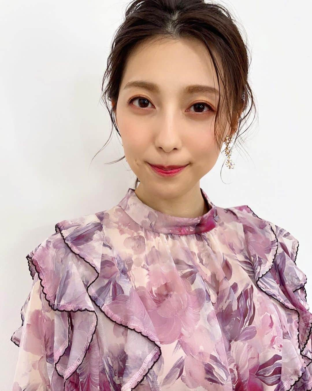 上村彩子さんのインスタグラム写真 - (上村彩子Instagram)「. . 12月からのpick up! BS-TBSの 衣装とメイクです。  いつも無地や青系を手にとりがちなので、 花柄やピンクを身につける時は 少しドキドキします…🫣 メイクもピンク系にしてもらいました！」11月30日 15時30分 - saekokamimura