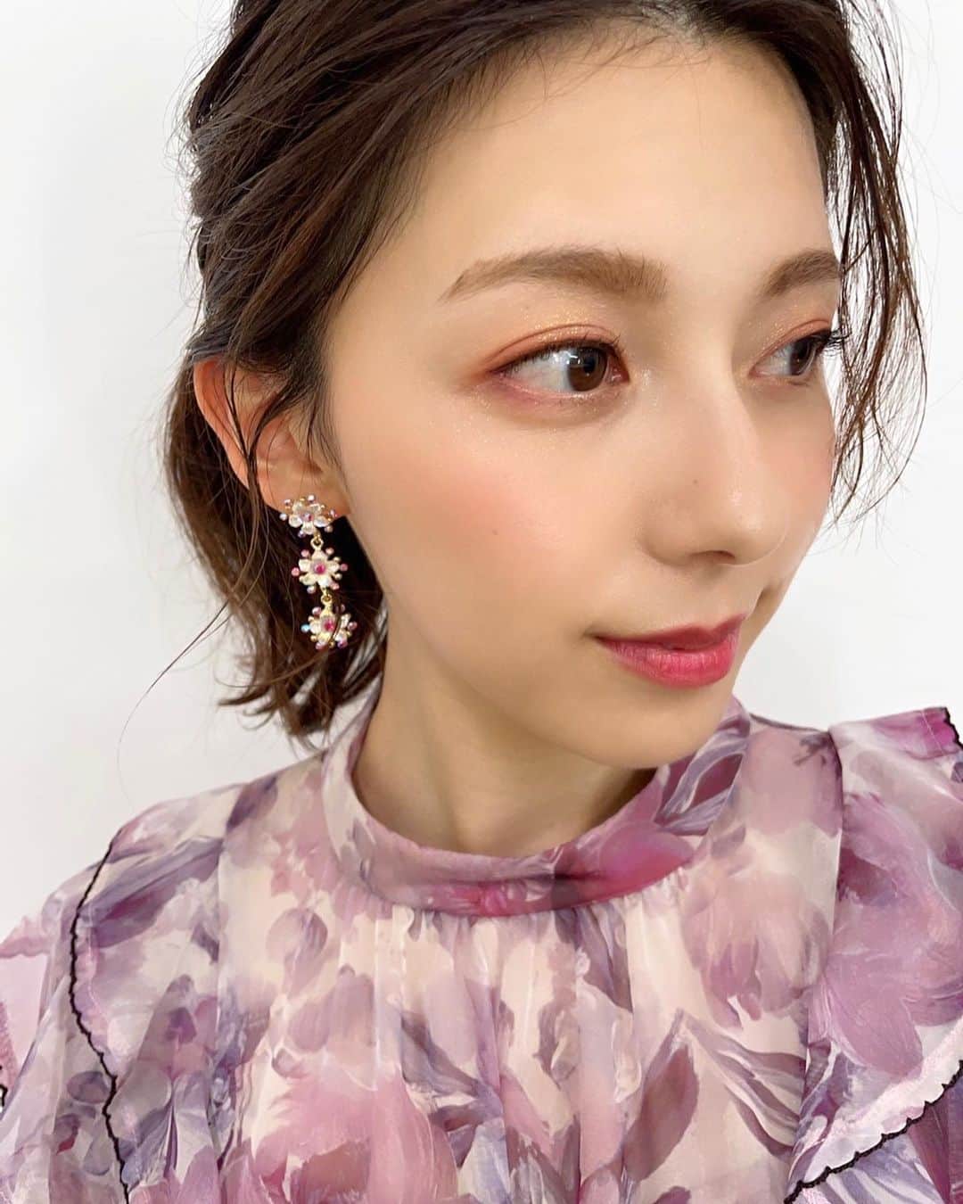 上村彩子さんのインスタグラム写真 - (上村彩子Instagram)「. . 12月からのpick up! BS-TBSの 衣装とメイクです。  いつも無地や青系を手にとりがちなので、 花柄やピンクを身につける時は 少しドキドキします…🫣 メイクもピンク系にしてもらいました！」11月30日 15時30分 - saekokamimura
