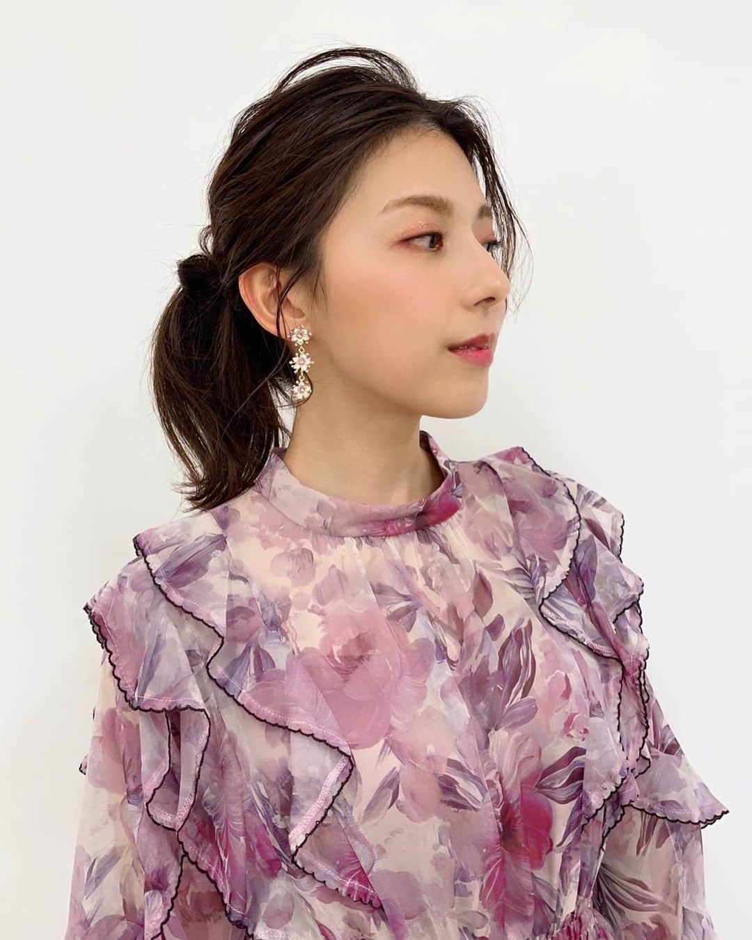 上村彩子さんのインスタグラム写真 - (上村彩子Instagram)「. . 12月からのpick up! BS-TBSの 衣装とメイクです。  いつも無地や青系を手にとりがちなので、 花柄やピンクを身につける時は 少しドキドキします…🫣 メイクもピンク系にしてもらいました！」11月30日 15時30分 - saekokamimura