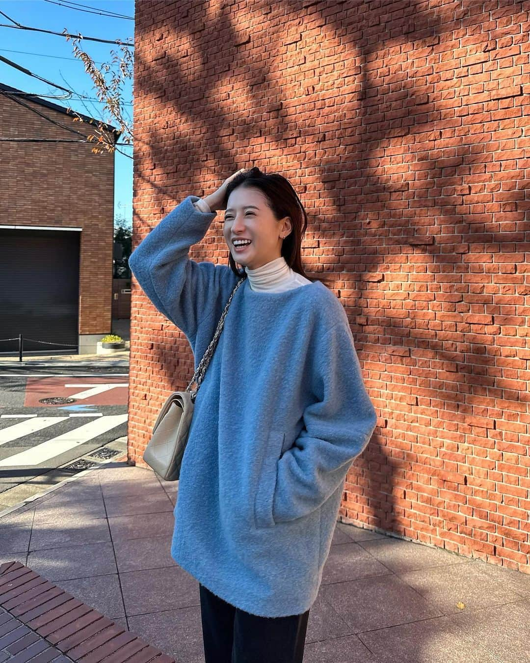 松本恵奈さんのインスタグラム写真 - (松本恵奈Instagram)「少し前の私服です♡金曜日発売のボートネックボアトップス。スライバーニットという特殊な製法で編まれた、軽くて暖かい素材です。このブルー可愛いよねー♡ポケットも付いてるから使いやすくてお気に入りです✌🏻💕この日はデニムで合わせてカジュアルにまとめたよ⚪️ YouTubeでも沢山お問い合わせいただいたアイテムなので是非お早めにcheckしてみてね♡ #clane #新作 #私服」11月30日 16時04分 - ena1123