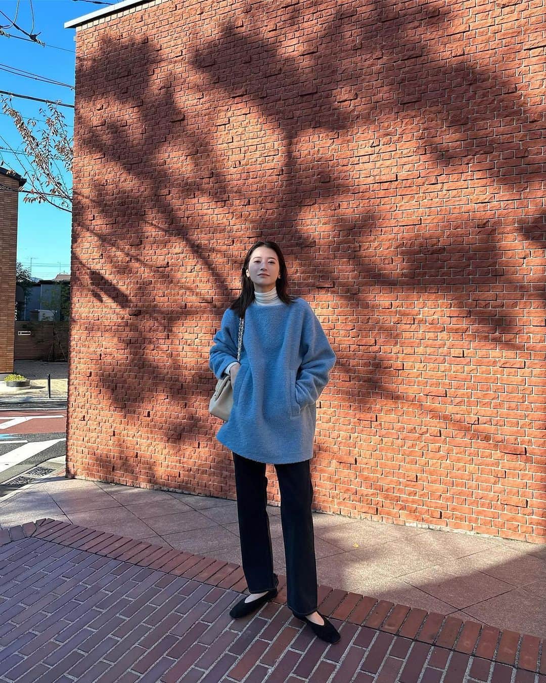 松本恵奈さんのインスタグラム写真 - (松本恵奈Instagram)「少し前の私服です♡金曜日発売のボートネックボアトップス。スライバーニットという特殊な製法で編まれた、軽くて暖かい素材です。このブルー可愛いよねー♡ポケットも付いてるから使いやすくてお気に入りです✌🏻💕この日はデニムで合わせてカジュアルにまとめたよ⚪️ YouTubeでも沢山お問い合わせいただいたアイテムなので是非お早めにcheckしてみてね♡ #clane #新作 #私服」11月30日 16時04分 - ena1123