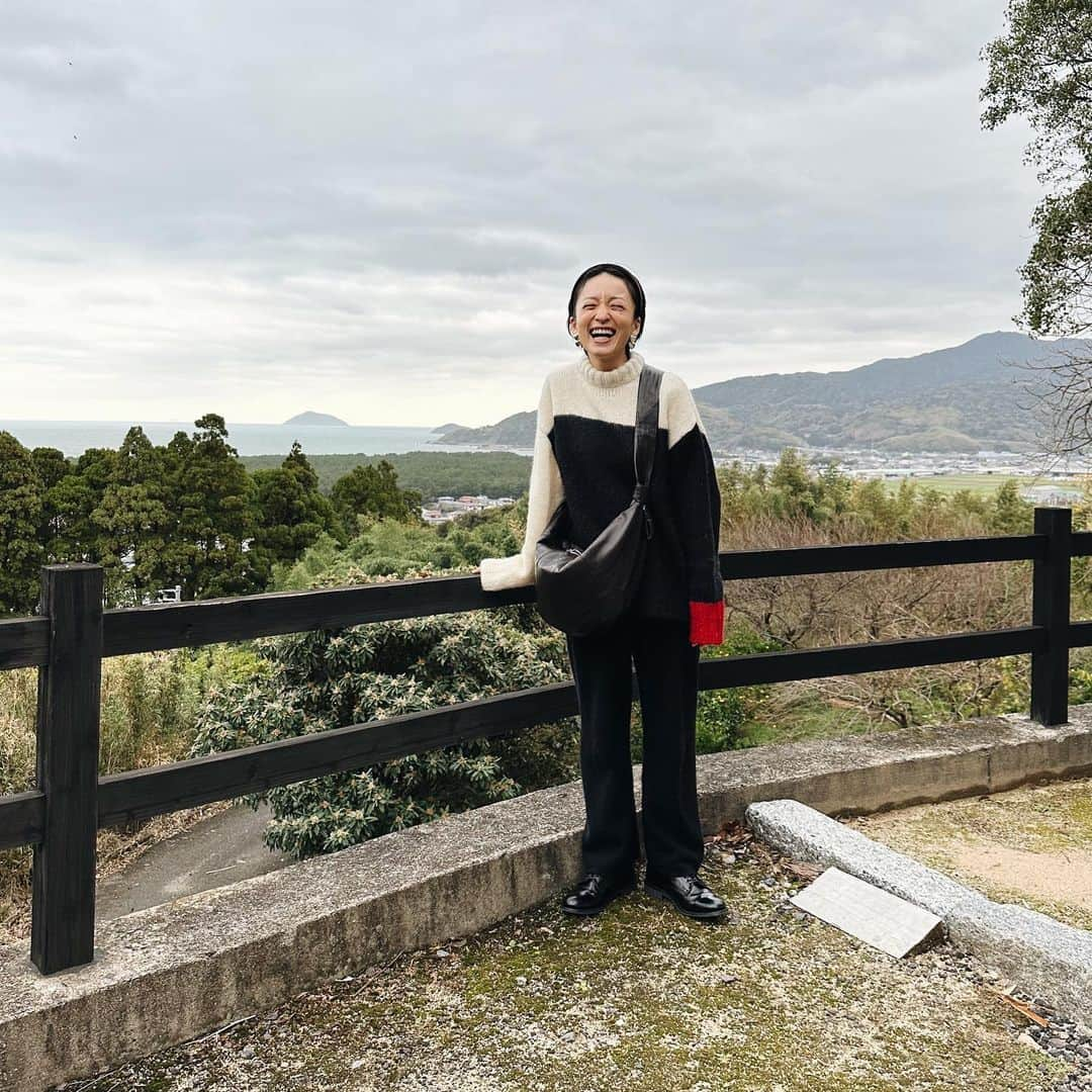 高山都さんのインスタグラム写真 - (高山都Instagram)「お仕事で佐賀県唐津市に来ています。 400年の歴史を持つ唐津焼も、作家さんや土地が変われば、生まれるものも全然違って、どれも個性があり、魅力的で、しかもお料理が似合うのです。 記事の公開をお楽しみに！  今日からグンと気温の下がった九州地方、昼からもどんどん急降下で10℃切って…さむ！  そんな今日の #都ふく knit @photocopieu  pants @auralee_tokyo  bag @lemaire_official  shoes @sanders_jp  coat @auralee_tokyo   ツイードのコート買ってよかった！ シワになりにくいし、とにかく暖かい。 東京出る時は暑くて後悔したけど、着てきて大正解！」11月30日 17時49分 - miyare38