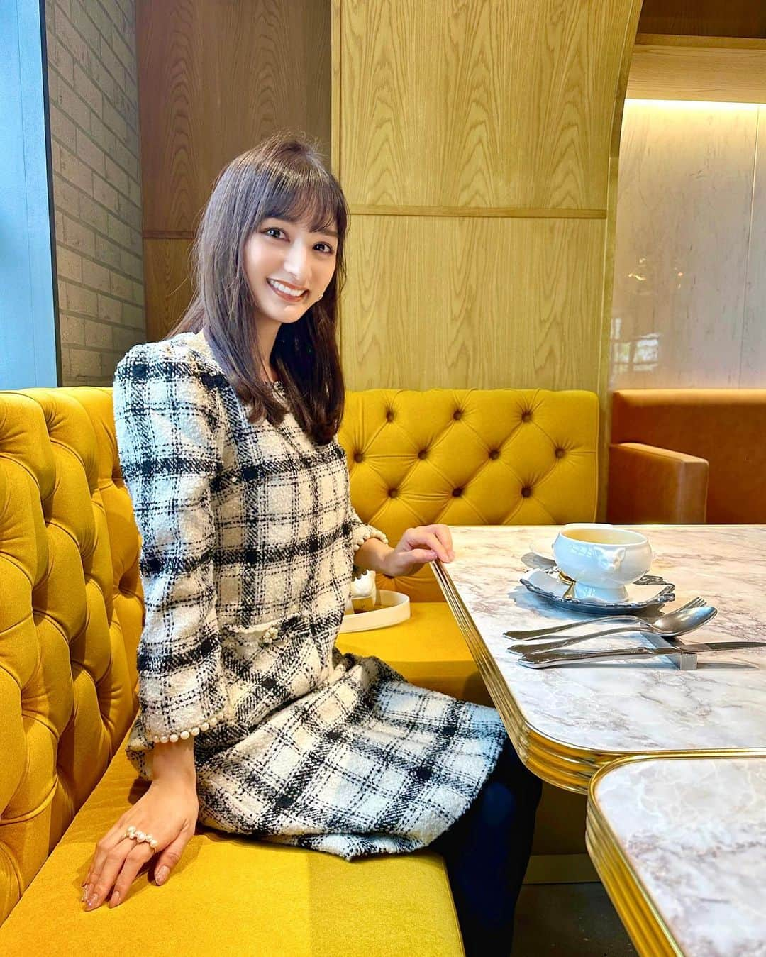 加藤瑠美さんのインスタグラム写真 - (加藤瑠美Instagram)「お友達とランチ🫖🍽🧈🥐  @tocco_closet のツイードワンピが可愛くて🥹 袖口やポケットにパールもあしらわれていて とっても高見えするのになんと¥6,600とプチプラ🫧 toccoのお洋服はトレンドを押さえていて可愛いのに お手頃な価格のものが多くて好き🤍 リングは先日popupでお迎えした @stellarhollywood の バブルパールボリュームリングを🫧 ボリュームのあるリングって持っていなかったのだけど ひとつで存在感抜群で可愛すぎる🤭  #coordinate#ootd#Japanese#japanesegirl#instafashion#rubi_fashion#ladydior#新米ママ#東京ママ#오오티디#아웃핏#年子ママ#東京ママ#男の子ママ#女の子ママ#年子育児#年子ママ#年子兄妹#プチプラ#ツイードワンピース#ツイード#toccocloset」11月30日 17時50分 - katorubi