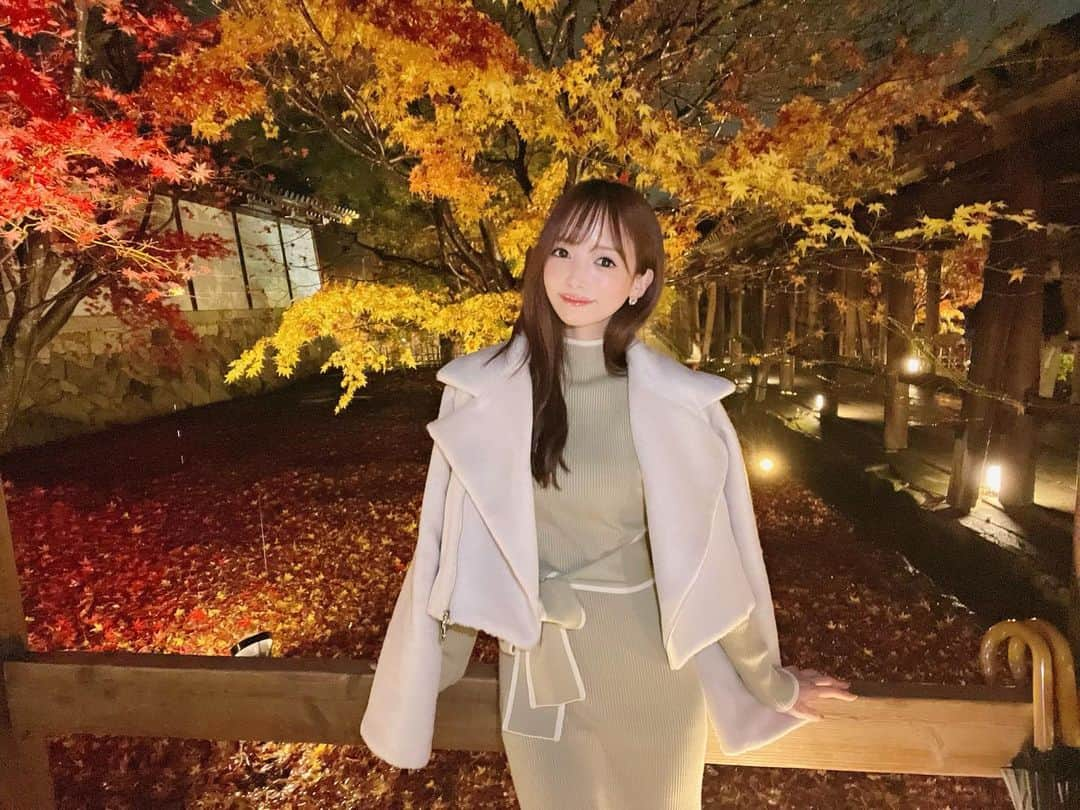 八鍬里美さんのインスタグラム写真 - (八鍬里美Instagram)「紅葉見に京都へ🍁 1日目雨だったから予定変更して東福寺に行きました🏯 ライトアップされててキレイな紅葉見れました〜🥹感動✨✨ コーデはピスタチオカラーのニットOPにしたよ☺️かわいい！  夜ご飯は牛懐石料理とすき焼きを食べました❤️  #京都#京都旅行#紅葉#東福寺#先斗町#ミシェルマカロン#michellmacaron」11月30日 18時42分 - satomi_yakuwa