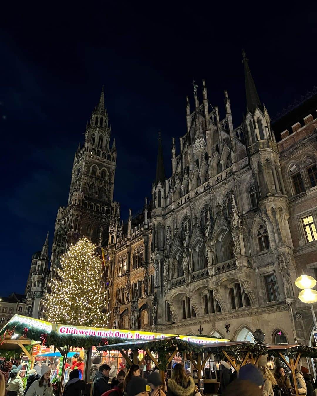 東野佑美さんのインスタグラム写真 - (東野佑美Instagram)「📍Munich, Germany🇩🇪 先週からまたヨーロッパに来ています✈️ 約３ヶ月ぶりの欧州旅。♡  今回は北欧をメインに周遊する予定。 スイスから始まってドイツにいるよ🍻 クリスマスムードで可愛い🥹  #ヨーロッパ周遊 #海外旅行 #クリスマス旅行 #ドイツ #クリスマスマーケット」11月30日 18時53分 - yumi.higashino