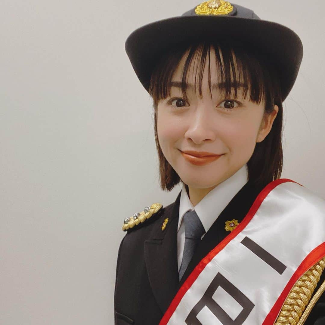 黛英里佳さんのインスタグラム写真 - (黛英里佳Instagram)「⁡ ⁡ 本庄警察一日警察署長、無事に終わりました😊✨ ⁡ ⁡ キャンペーンにお越しいただいた皆さまありがとうございました✨ ⁡ ⁡ 故郷本庄に少しでも貢献できていたら嬉しいです☺️ ⁡ ⁡ 警察署って普段はちょっと緊張してしまったりするのですが、職員の皆さんがとても温かく迎えてくださってとても嬉しかったです😊 ⁡ ⁡ 会場には両親と息子も来てくれましたが、制服姿の私にキョトンとして、母と認識していない感じでした😂 ⁡ ⁡ これから楽しいイベントもたくさん🎄🧸 ⁡ ⁡ みんなが事故なく良い年を迎えられますように🤗💕 ⁡ ⁡ #本庄#本庄市#本庄警察署#一日警察署長 ⁡ ⁡」11月30日 19時40分 - erikamayuzumi_official