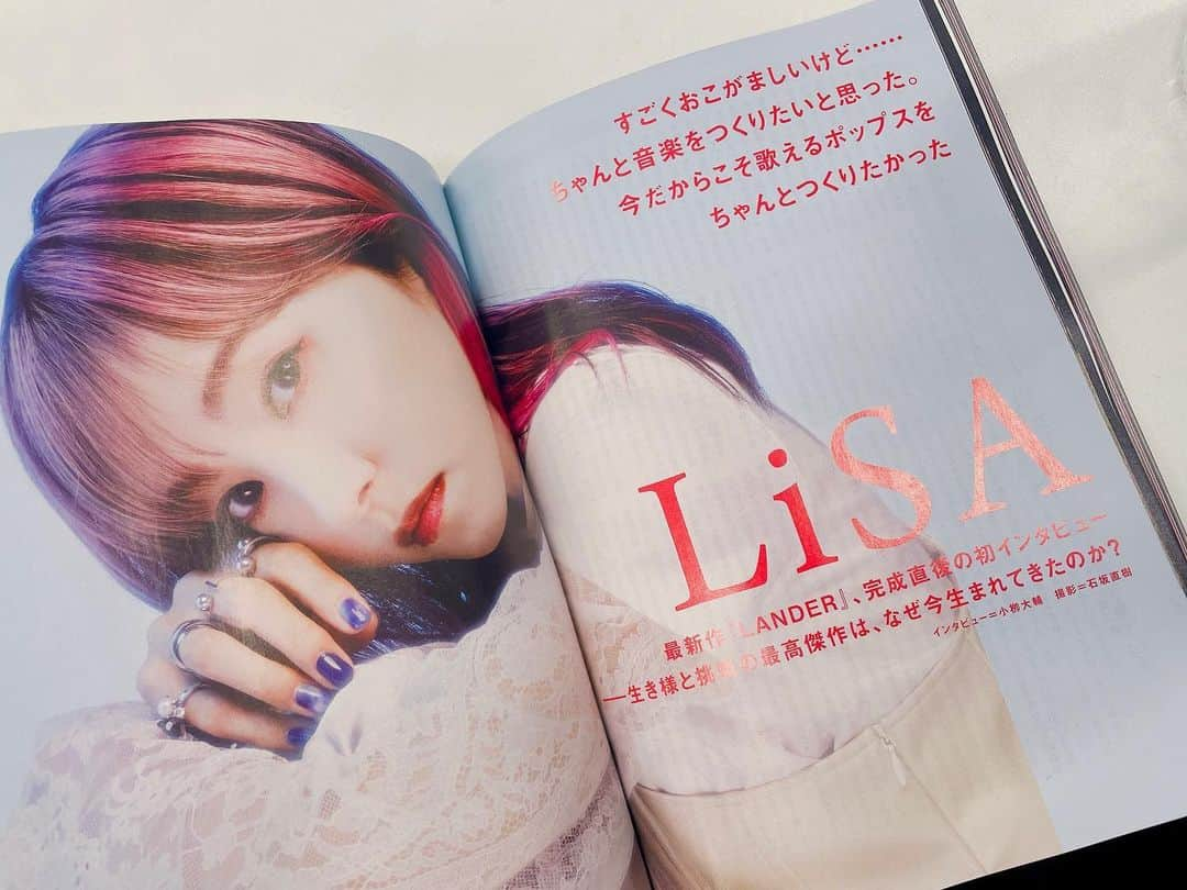 LiSAさんのインスタグラム写真 - (LiSAInstagram)「#LANDER が完成して1番最初に、小栁さんと紐解いてお話しさせてもらった、ロッキンオンジャパン様。 10年でぶつかったりもがいたりしながら大切な曲がたくさん出来たから、焦らず向き合って大切に曲を歌っていく時間になった前回のアルバムからの2年半。 #LANDER と共にお楽しみいただけますように📖  【雑誌】 本日11/30(水)発売の『ROCKIN’ON JAPAN』1月号にLiSAの撮りおろしインタビューを掲載頂いています！是非チェックして下さい。 rockinon.com/blog/yamazaki/…  #ROCKINONJAPAN #LiSA #LANDER」11月30日 19時44分 - xlisa_olivex