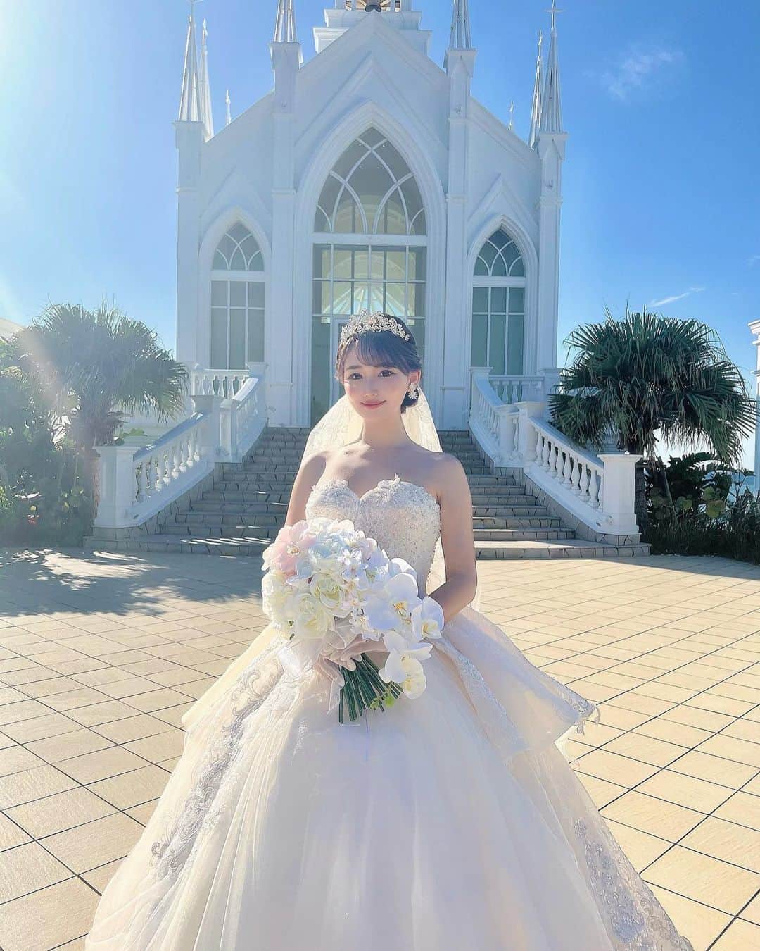 加藤里奈さんのインスタグラム写真 - (加藤里奈Instagram)「⋆  ⸜  挙式スタイル ⸝  dress𓈒𓏸 @thehany_official  bouquet𓈒𓏸 @saki_wedding_bouquet  accessories𓈒𓏸 @thehanybijoux_official  nail 𓈒𓏸 @esnail_nagoya   church𓈒𓏸 lazor garden alivila  ドレスは THE HANY Celesteを選びました❤︎ ドレスのデザインももちろん、 ブーケのレースやビジューがとっても可愛くて 本当にお気に入りなドレスです🪞 挙式中は袖なしで着用して、披露宴では袖有りにしたよ〜 また袖ありスタイルも載せます👗  ブーケは和装前撮りに引き続き @saki_wedding_bouquet さんにお願いしました🥺 華やかかつお上品なホワイト×薄ピンクのブーケをデザインしていただきました💐 名古屋のお花屋さんで一緒に一本一本選びました💓 お花は、バラと胡蝶蘭、そして沖縄っぽいお花(名前がわからない笑)を散りばめました🌺  ネイルは @esnail_nagoya さんにて、 ウェディングネイルをデザインしていただきました💅 だいぶ華やかにしてもらいましたが、ドレスもとっても華やかだったのでぴったりな雰囲気でした❤︎ @thehanybijoux_official のイヤリングのデザインとも リンクさせています୨୧  #プレ花嫁 #花嫁 #沖縄婚 #リゾート婚 #ブーケ #結婚式  #ウェルカムスペース #東海プレ花嫁  #ウエディングドレス  #ウェディングドレス選び #thehany #2022冬婚 #2022秋婚 #披露宴 #披露宴会場コーディネート #卒花嫁 #プレ花嫁準備 #プレ花嫁さんと繋がりたい #プレ花嫁ダイエット #プレ花嫁2022 #ウェディング撮影 #ウェディングフォト  #沖縄挙式 #カラードレス #ラソールガーデンアリビラ #花嫁ヘアスタイル #ドレス迷子 #卒花嫁レポ #ゼクシィ」11月30日 19時54分 - katoco0326