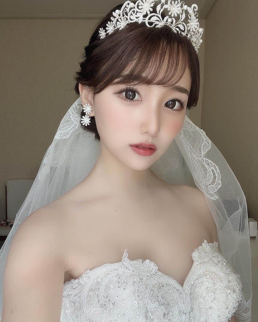 加藤里奈さんのインスタグラム写真 - (加藤里奈Instagram)「⋆  ⸜  挙式スタイル ⸝  dress𓈒𓏸 @thehany_official  bouquet𓈒𓏸 @saki_wedding_bouquet  accessories𓈒𓏸 @thehanybijoux_official  nail 𓈒𓏸 @esnail_nagoya   church𓈒𓏸 lazor garden alivila  ドレスは THE HANY Celesteを選びました❤︎ ドレスのデザインももちろん、 ブーケのレースやビジューがとっても可愛くて 本当にお気に入りなドレスです🪞 挙式中は袖なしで着用して、披露宴では袖有りにしたよ〜 また袖ありスタイルも載せます👗  ブーケは和装前撮りに引き続き @saki_wedding_bouquet さんにお願いしました🥺 華やかかつお上品なホワイト×薄ピンクのブーケをデザインしていただきました💐 名古屋のお花屋さんで一緒に一本一本選びました💓 お花は、バラと胡蝶蘭、そして沖縄っぽいお花(名前がわからない笑)を散りばめました🌺  ネイルは @esnail_nagoya さんにて、 ウェディングネイルをデザインしていただきました💅 だいぶ華やかにしてもらいましたが、ドレスもとっても華やかだったのでぴったりな雰囲気でした❤︎ @thehanybijoux_official のイヤリングのデザインとも リンクさせています୨୧  #プレ花嫁 #花嫁 #沖縄婚 #リゾート婚 #ブーケ #結婚式  #ウェルカムスペース #東海プレ花嫁  #ウエディングドレス  #ウェディングドレス選び #thehany #2022冬婚 #2022秋婚 #披露宴 #披露宴会場コーディネート #卒花嫁 #プレ花嫁準備 #プレ花嫁さんと繋がりたい #プレ花嫁ダイエット #プレ花嫁2022 #ウェディング撮影 #ウェディングフォト  #沖縄挙式 #カラードレス #ラソールガーデンアリビラ #花嫁ヘアスタイル #ドレス迷子 #卒花嫁レポ #ゼクシィ」11月30日 19時54分 - katoco0326