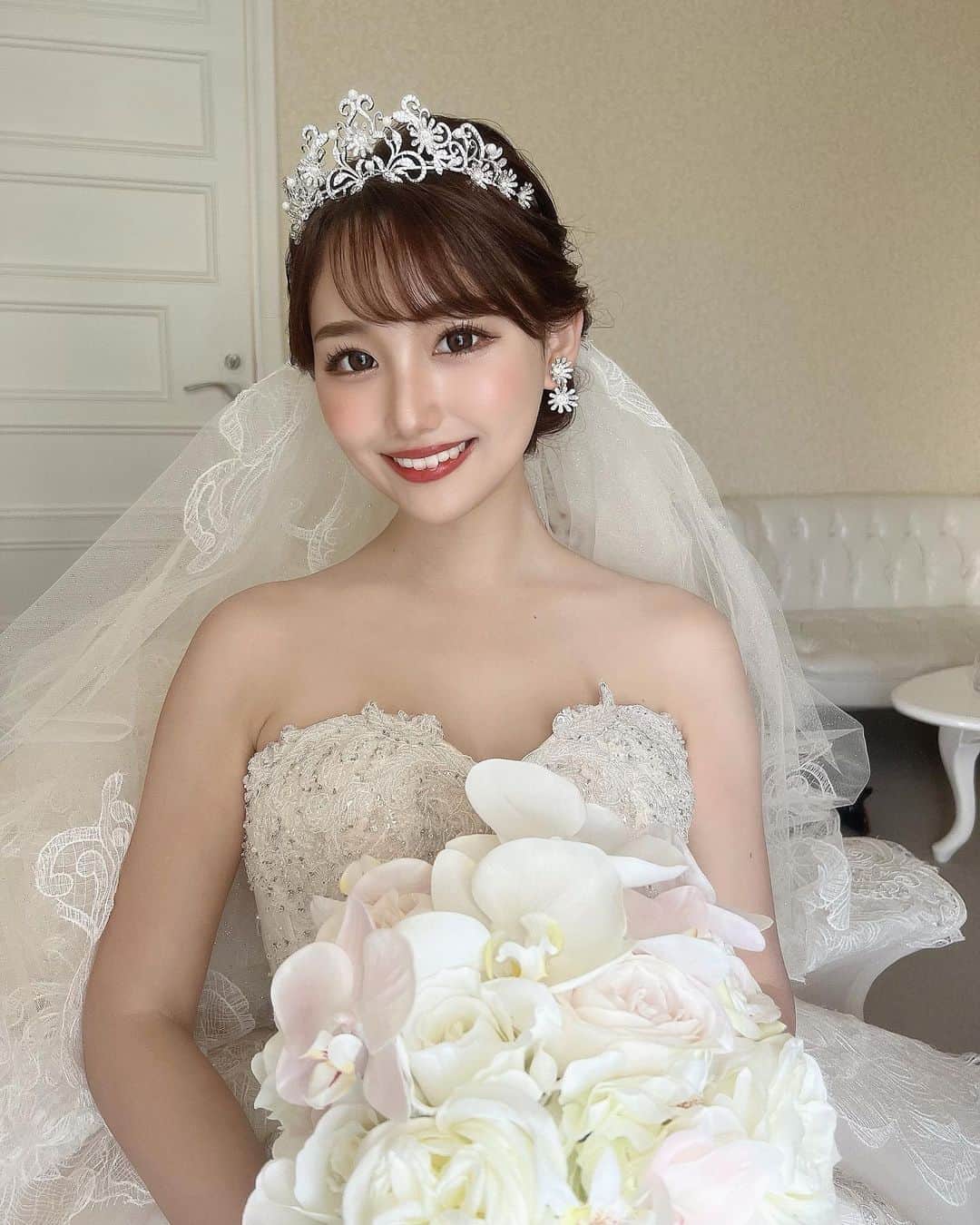 加藤里奈さんのインスタグラム写真 - (加藤里奈Instagram)「⋆  ⸜  挙式スタイル ⸝  dress𓈒𓏸 @thehany_official  bouquet𓈒𓏸 @saki_wedding_bouquet  accessories𓈒𓏸 @thehanybijoux_official  nail 𓈒𓏸 @esnail_nagoya   church𓈒𓏸 lazor garden alivila  ドレスは THE HANY Celesteを選びました❤︎ ドレスのデザインももちろん、 ブーケのレースやビジューがとっても可愛くて 本当にお気に入りなドレスです🪞 挙式中は袖なしで着用して、披露宴では袖有りにしたよ〜 また袖ありスタイルも載せます👗  ブーケは和装前撮りに引き続き @saki_wedding_bouquet さんにお願いしました🥺 華やかかつお上品なホワイト×薄ピンクのブーケをデザインしていただきました💐 名古屋のお花屋さんで一緒に一本一本選びました💓 お花は、バラと胡蝶蘭、そして沖縄っぽいお花(名前がわからない笑)を散りばめました🌺  ネイルは @esnail_nagoya さんにて、 ウェディングネイルをデザインしていただきました💅 だいぶ華やかにしてもらいましたが、ドレスもとっても華やかだったのでぴったりな雰囲気でした❤︎ @thehanybijoux_official のイヤリングのデザインとも リンクさせています୨୧  #プレ花嫁 #花嫁 #沖縄婚 #リゾート婚 #ブーケ #結婚式  #ウェルカムスペース #東海プレ花嫁  #ウエディングドレス  #ウェディングドレス選び #thehany #2022冬婚 #2022秋婚 #披露宴 #披露宴会場コーディネート #卒花嫁 #プレ花嫁準備 #プレ花嫁さんと繋がりたい #プレ花嫁ダイエット #プレ花嫁2022 #ウェディング撮影 #ウェディングフォト  #沖縄挙式 #カラードレス #ラソールガーデンアリビラ #花嫁ヘアスタイル #ドレス迷子 #卒花嫁レポ #ゼクシィ」11月30日 19時54分 - katoco0326