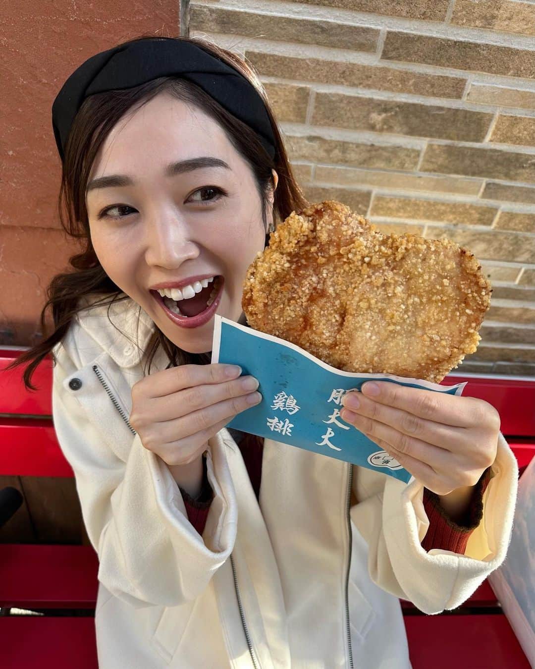 佐藤美樹さんのインスタグラム写真 - (佐藤美樹Instagram)「. . どどーん！！ この大鶏排が目に入らぬかぁ〜🐤笑 なーんて、言いたくなるくらいの 大きさです( ´ ▽ ` ) . . . 今週のハマナビは、 . . . 可愛いらしいパンダまんも、 江戸清のブタまんも、 あの名店の裏メニューも、、🍛 . . 美味しい中華街グルメ 沢山ご紹介します🐉✨ . プレゼントも豪華ですよぉ . . . 後半の写真は、 鶴見区特集で伺った . 喫茶タンゴのナポリタン🍅 . WETREES TSURUMI プロジェクトに 参加させて頂いた写真です❤️  . 衣装提供🔽 @edist.closet  . . . ━─━─━─━─━─━─━─━─ #横浜  #横浜中華街  #グルメ  #テイクアウトグルメ  #大鶏排  #パンダまん  #テレビ神奈川  #tvk  #ロケ #ヘアメイク  #衣装  #衣装提供  #カチューシャ してみました #アナウンサー  #秋  #佐藤美樹  #food  #autumn  #smile  #yokohama  #train  #photo  #ootd  #ファインダー越しの私の世界」11月30日 20時50分 - satomiki0224