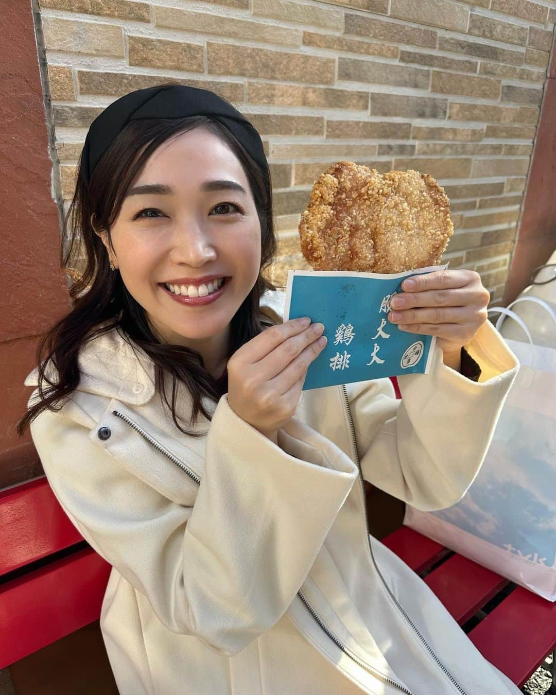 佐藤美樹さんのインスタグラム写真 - (佐藤美樹Instagram)「. . どどーん！！ この大鶏排が目に入らぬかぁ〜🐤笑 なーんて、言いたくなるくらいの 大きさです( ´ ▽ ` ) . . . 今週のハマナビは、 . . . 可愛いらしいパンダまんも、 江戸清のブタまんも、 あの名店の裏メニューも、、🍛 . . 美味しい中華街グルメ 沢山ご紹介します🐉✨ . プレゼントも豪華ですよぉ . . . 後半の写真は、 鶴見区特集で伺った . 喫茶タンゴのナポリタン🍅 . WETREES TSURUMI プロジェクトに 参加させて頂いた写真です❤️  . 衣装提供🔽 @edist.closet  . . . ━─━─━─━─━─━─━─━─ #横浜  #横浜中華街  #グルメ  #テイクアウトグルメ  #大鶏排  #パンダまん  #テレビ神奈川  #tvk  #ロケ #ヘアメイク  #衣装  #衣装提供  #カチューシャ してみました #アナウンサー  #秋  #佐藤美樹  #food  #autumn  #smile  #yokohama  #train  #photo  #ootd  #ファインダー越しの私の世界」11月30日 20時50分 - satomiki0224