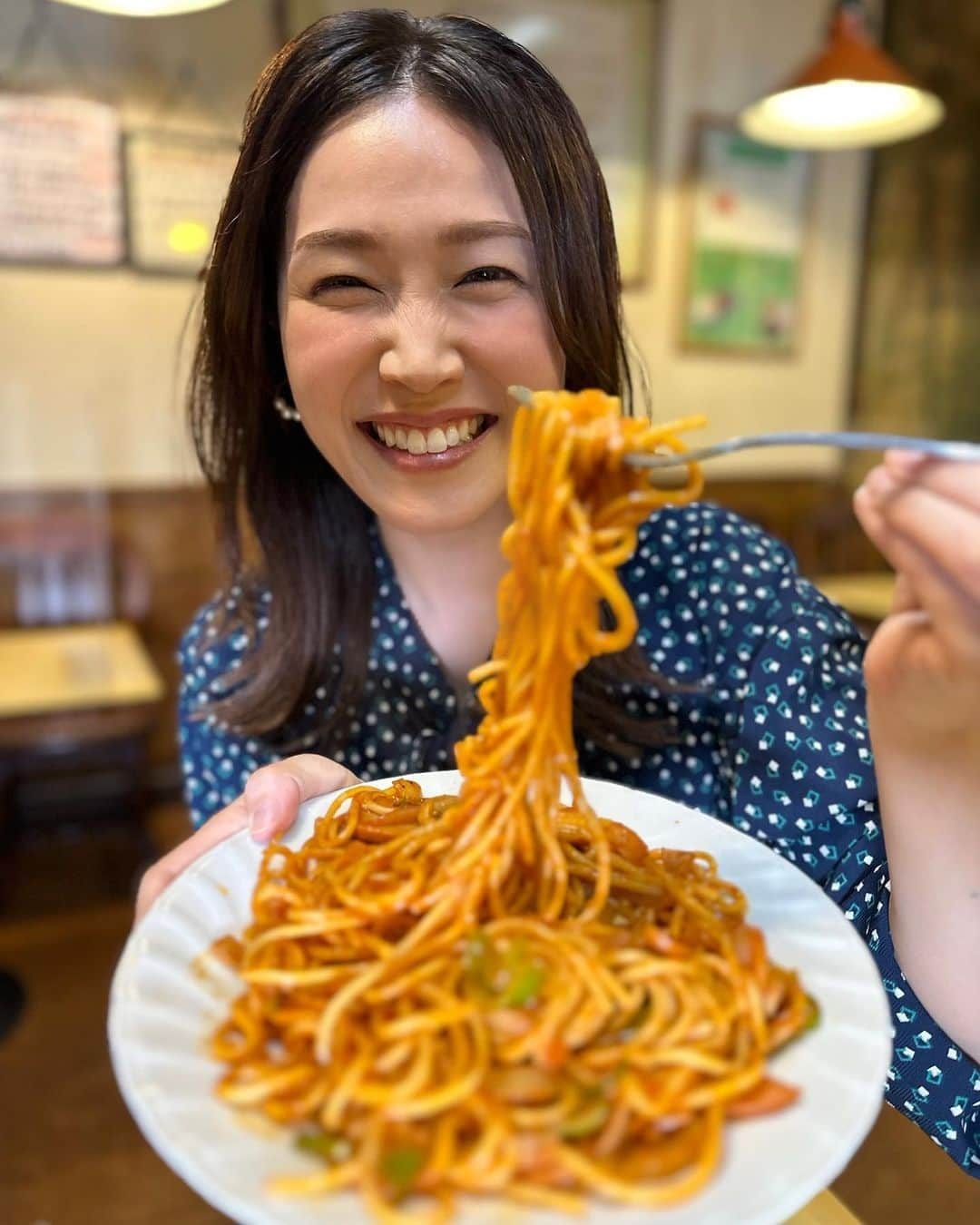 佐藤美樹さんのインスタグラム写真 - (佐藤美樹Instagram)「. . どどーん！！ この大鶏排が目に入らぬかぁ〜🐤笑 なーんて、言いたくなるくらいの 大きさです( ´ ▽ ` ) . . . 今週のハマナビは、 . . . 可愛いらしいパンダまんも、 江戸清のブタまんも、 あの名店の裏メニューも、、🍛 . . 美味しい中華街グルメ 沢山ご紹介します🐉✨ . プレゼントも豪華ですよぉ . . . 後半の写真は、 鶴見区特集で伺った . 喫茶タンゴのナポリタン🍅 . WETREES TSURUMI プロジェクトに 参加させて頂いた写真です❤️  . 衣装提供🔽 @edist.closet  . . . ━─━─━─━─━─━─━─━─ #横浜  #横浜中華街  #グルメ  #テイクアウトグルメ  #大鶏排  #パンダまん  #テレビ神奈川  #tvk  #ロケ #ヘアメイク  #衣装  #衣装提供  #カチューシャ してみました #アナウンサー  #秋  #佐藤美樹  #food  #autumn  #smile  #yokohama  #train  #photo  #ootd  #ファインダー越しの私の世界」11月30日 20時50分 - satomiki0224