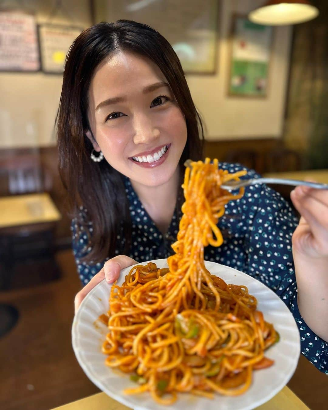 佐藤美樹さんのインスタグラム写真 - (佐藤美樹Instagram)「. . どどーん！！ この大鶏排が目に入らぬかぁ〜🐤笑 なーんて、言いたくなるくらいの 大きさです( ´ ▽ ` ) . . . 今週のハマナビは、 . . . 可愛いらしいパンダまんも、 江戸清のブタまんも、 あの名店の裏メニューも、、🍛 . . 美味しい中華街グルメ 沢山ご紹介します🐉✨ . プレゼントも豪華ですよぉ . . . 後半の写真は、 鶴見区特集で伺った . 喫茶タンゴのナポリタン🍅 . WETREES TSURUMI プロジェクトに 参加させて頂いた写真です❤️  . 衣装提供🔽 @edist.closet  . . . ━─━─━─━─━─━─━─━─ #横浜  #横浜中華街  #グルメ  #テイクアウトグルメ  #大鶏排  #パンダまん  #テレビ神奈川  #tvk  #ロケ #ヘアメイク  #衣装  #衣装提供  #カチューシャ してみました #アナウンサー  #秋  #佐藤美樹  #food  #autumn  #smile  #yokohama  #train  #photo  #ootd  #ファインダー越しの私の世界」11月30日 20時50分 - satomiki0224