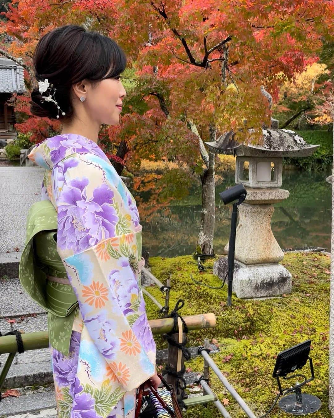 ImotoEtsuyo さんのインスタグラム写真 - (ImotoEtsuyo Instagram)「紅葉が美しい季節🍁 着物を着て 京都の紅葉の穴場スポットとしても 有名な永観堂「禅林寺」へ。  イロハモミジを中心に 境内約3000本のモミジが見られます🍁  綺麗すぎた。 ・ ・ 私が着ているのは レンタル花かんざし @kimonohanakanzashi のお着物。  ・ まずは着物選び→ヘアセット→ 着付け→草履・バッグ選び→完成！ 後は、着物を着てお出かけ。 ・  ここ、京都で夜まで営業している レンタル着物は 『花かんざし』だけ。  祇園祭など 季節ライトアップの時間まで 着物を着て観光ができます。  ゆっくり観光も楽しめますね。  ・ #ライトアップ　は #高台寺　へ。 その様子はまた投稿しますね。 ・ ・ 『花かんざし』は 人気のエリアの蹴上インクラインや 平安神宮や南禅寺の近くです。  〜店舗情報〜 予約お問い合わせ 075-341-7711 地下東西線　【東山駅】徒歩7分 営業時間　9時〜21時  大型バスも横付け可 個人のお客様も駐車場あり。 ・  〜〜私の投稿を見たという方は 花飾りが無料になるそう🤍 京都に行かれる際は是非！ ・  #絶景 #モミジの永観堂 #紅葉の名所 #美しい景色 #京都 #紅葉 #kyoto  #タビジョ  #人気スポット #蹴上インクライン　#着物レンタル花かんざまし  #着物  #着物ヘア  #着物デート　 #観光  #京都デート #京都 #着物レンタル  #平安神宮　#京都カフェ　#南禅寺」11月30日 21時06分 - bisuhada