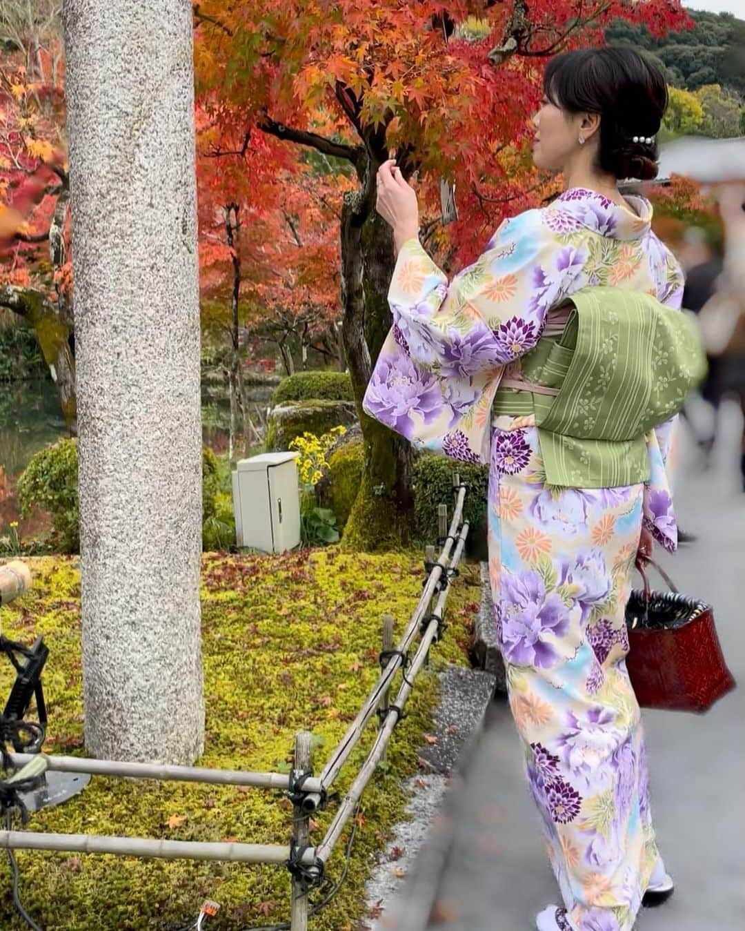 ImotoEtsuyo さんのインスタグラム写真 - (ImotoEtsuyo Instagram)「紅葉が美しい季節🍁 着物を着て 京都の紅葉の穴場スポットとしても 有名な永観堂「禅林寺」へ。  イロハモミジを中心に 境内約3000本のモミジが見られます🍁  綺麗すぎた。 ・ ・ 私が着ているのは レンタル花かんざし @kimonohanakanzashi のお着物。  ・ まずは着物選び→ヘアセット→ 着付け→草履・バッグ選び→完成！ 後は、着物を着てお出かけ。 ・  ここ、京都で夜まで営業している レンタル着物は 『花かんざし』だけ。  祇園祭など 季節ライトアップの時間まで 着物を着て観光ができます。  ゆっくり観光も楽しめますね。  ・ #ライトアップ　は #高台寺　へ。 その様子はまた投稿しますね。 ・ ・ 『花かんざし』は 人気のエリアの蹴上インクラインや 平安神宮や南禅寺の近くです。  〜店舗情報〜 予約お問い合わせ 075-341-7711 地下東西線　【東山駅】徒歩7分 営業時間　9時〜21時  大型バスも横付け可 個人のお客様も駐車場あり。 ・  〜〜私の投稿を見たという方は 花飾りが無料になるそう🤍 京都に行かれる際は是非！ ・  #絶景 #モミジの永観堂 #紅葉の名所 #美しい景色 #京都 #紅葉 #kyoto  #タビジョ  #人気スポット #蹴上インクライン　#着物レンタル花かんざまし  #着物  #着物ヘア  #着物デート　 #観光  #京都デート #京都 #着物レンタル  #平安神宮　#京都カフェ　#南禅寺」11月30日 21時06分 - bisuhada