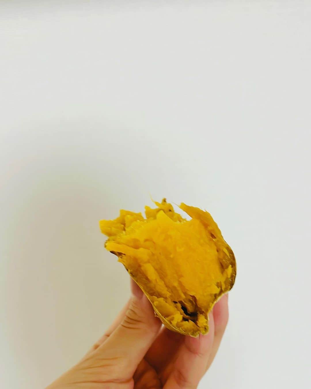 田村真子さんのインスタグラム写真 - (田村真子Instagram)「🍠 今年は焼き芋にハマって焼き芋ばっか食べてますって話をメイクさんにしたら、おいしい焼き芋をいただきました。 中も真っ黄色だけど、外側は？？ 🥔  #安納黄金」11月30日 21時08分 - tamura_mako_
