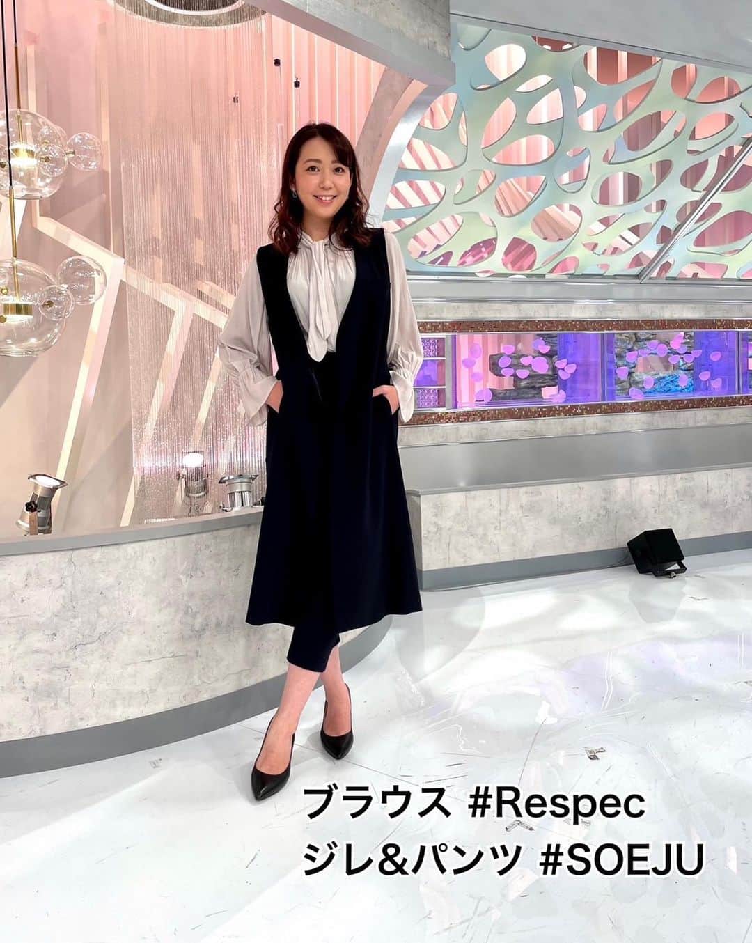 須黒清華さんのインスタグラム写真 - (須黒清華Instagram)「さて… アップし忘れていた「日経ニュースプラス9」の衣装を一気に投稿しちゃいますっ💁‍♀️ マメではない私のために、スタイリストさんが衣装ロゴを写真に入れてくれました🤣😂💦  さて今日で11月も終わり。 あっという間に12月突入ですね！ 皆さん、しわす(師走)れたことはないですか？😋  あ、昨日の岸本キャスターの言葉、使っちゃいましたー✨  衣装 #arobe #anayi #respec #anniplus #soeju  #日経ニュースプラス9  #師走」11月30日 22時20分 - sayaka_suguro