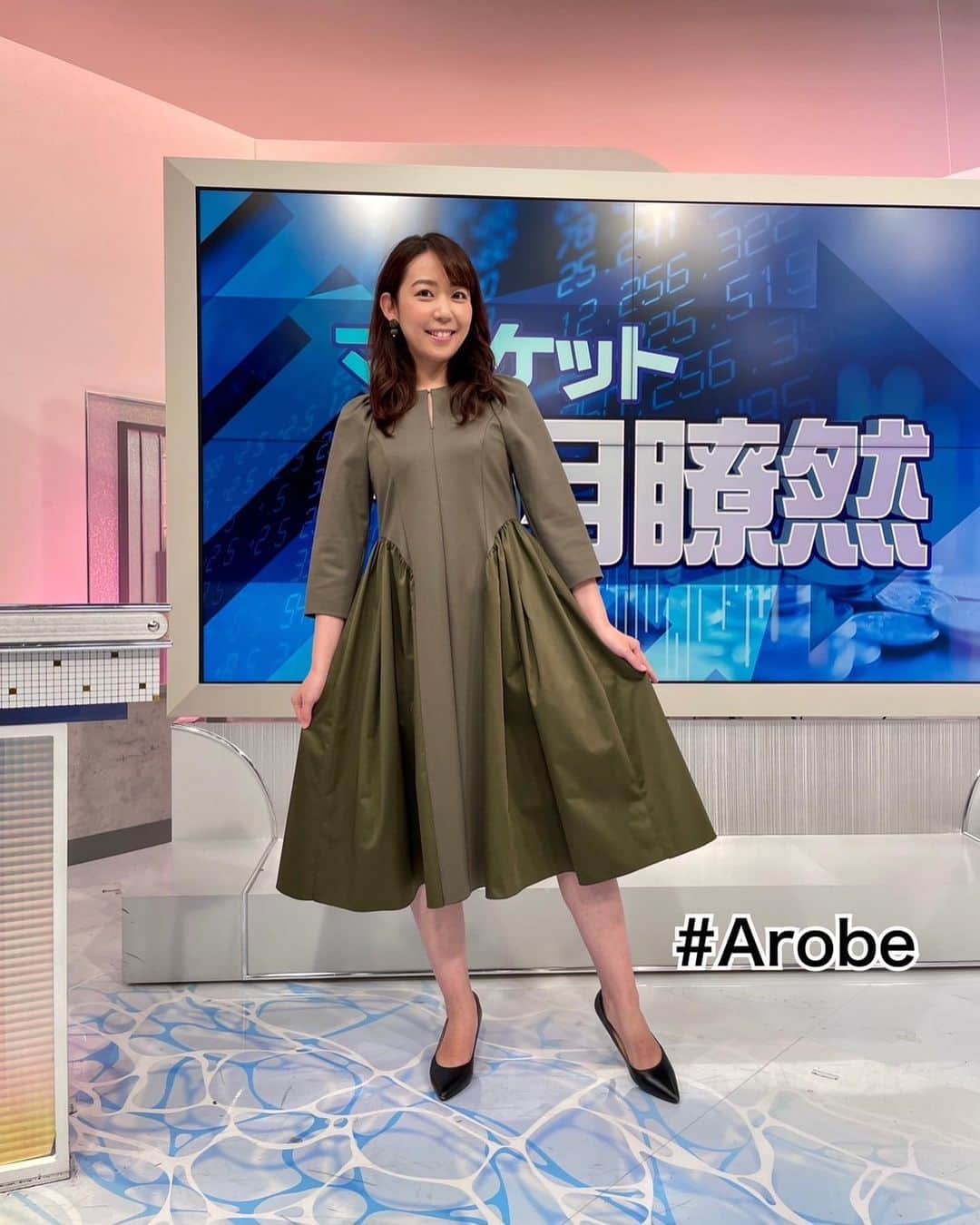 須黒清華さんのインスタグラム写真 - (須黒清華Instagram)「さて… アップし忘れていた「日経ニュースプラス9」の衣装を一気に投稿しちゃいますっ💁‍♀️ マメではない私のために、スタイリストさんが衣装ロゴを写真に入れてくれました🤣😂💦  さて今日で11月も終わり。 あっという間に12月突入ですね！ 皆さん、しわす(師走)れたことはないですか？😋  あ、昨日の岸本キャスターの言葉、使っちゃいましたー✨  衣装 #arobe #anayi #respec #anniplus #soeju  #日経ニュースプラス9  #師走」11月30日 22時20分 - sayaka_suguro