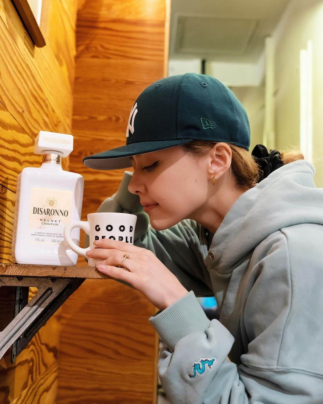 Niinaさんのインスタグラム写真 - (NiinaInstagram)「. スチームミルクを作って貰って DISARONNO VELVETを入れた ホットカクテルにしたよ🥛 これ本当美味しくてびっくり😳 おつまみはマカダミアナッツとか 相性いいんじゃないかなあ🥜？ クリスマスの味がした〜🎄 すっかり冬だね❄️ #disaronno #dolcevita #ディサローノベルベット」11月30日 22時22分 - niina__official