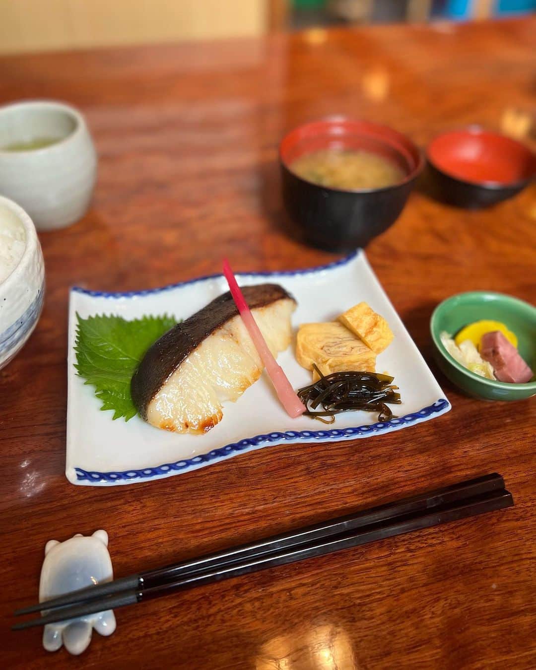 利咲さんのインスタグラム写真 - (利咲Instagram)「成城の割烹料理屋さん #仙海 へ。 頂いたのはすき焼きランチと銀鱈定食🍽 落ち着いた雰囲気で品の良い安心出来るお味でした。  成城学園前の地元に根付いた老舗の名店の威厳と風格がありますが、ランチは1000円代で食べれてとってもお得🉐 鰻やふぐ料理も美味しいそうなのでまた次伺った時に食べることが出来たらと楽しみです☺  奥のお部屋の席にある「幸せ」を題したお人形がとっても可愛らしい🤍  📍成城 割烹仙海 東京都世田谷区成城2-33-16  🚃小田急線成城学園前駅1分  #リサリサグルメ #世田谷グルメ #せたがや #世田谷区 #setagaya #setagayaku #小田急線 #小田急線グルメ #成城学園前 #成城 #成城グルメ #seijoh #割烹 #割烹料理 #和食 #銀鱈 #すき焼き #成城ランチ #割烹仙海」11月30日 23時11分 - himeringo908
