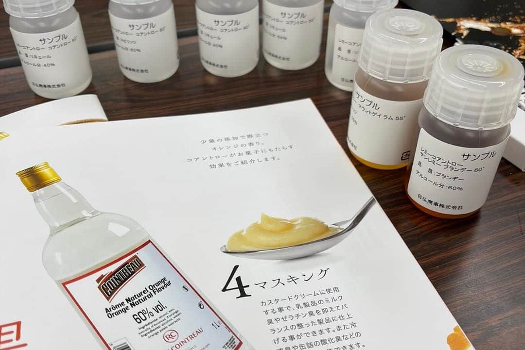 Toru Tsuchieさんのインスタグラム写真 - (Toru TsuchieInstagram)「今日の和菓子はねりきりで作った #山茶花 です。 ねりきりとは白餡に餅や芋を混ぜて作った和菓子で 茶道 で使われる「主菓子」の一種です。 #撮影 用に製作しました。  一昨日は神戸に本社のある日仏商事さんに行ってきました。 @nichifutsu.shoji.co フランスからの輸入食材を取り扱っている会社なのですが 福泉堂も最近カフェを始めたのでカフェに使えそうな材料の参考になればと 和菓子にも使えそうな材料も見てみたいと思いとても興味がありました。  たくさんの種類のチョコレートやフルーツピューレなどなどを試食したり 使い方の紹介をしてもらったりととても有意義な時間になりました。  お邪魔する前に小籠包を食べ過ぎて みんなお腹いっぱいで試食してたのは内緒です。  フェイスブックページのいいね！もよろしくお願いします。 https://www.facebook.com/shishisu/ I would like a job request from you. Today's wagashi is #sasanqua with Nerikiri. Nerikiri is a Japanese unbaked cake based on white bean jam mixing and kneading rice cake, sugar, starch syrup. Is a kind of "Jounamagashi" as used in the tea ceremony. The sweets I've made for the shooting. #福泉堂  #上生菓子 #Autumn  #布巾絞り #さざんか #花 #nerikiri #art #煉切」12月1日 7時04分 - choppe_tt