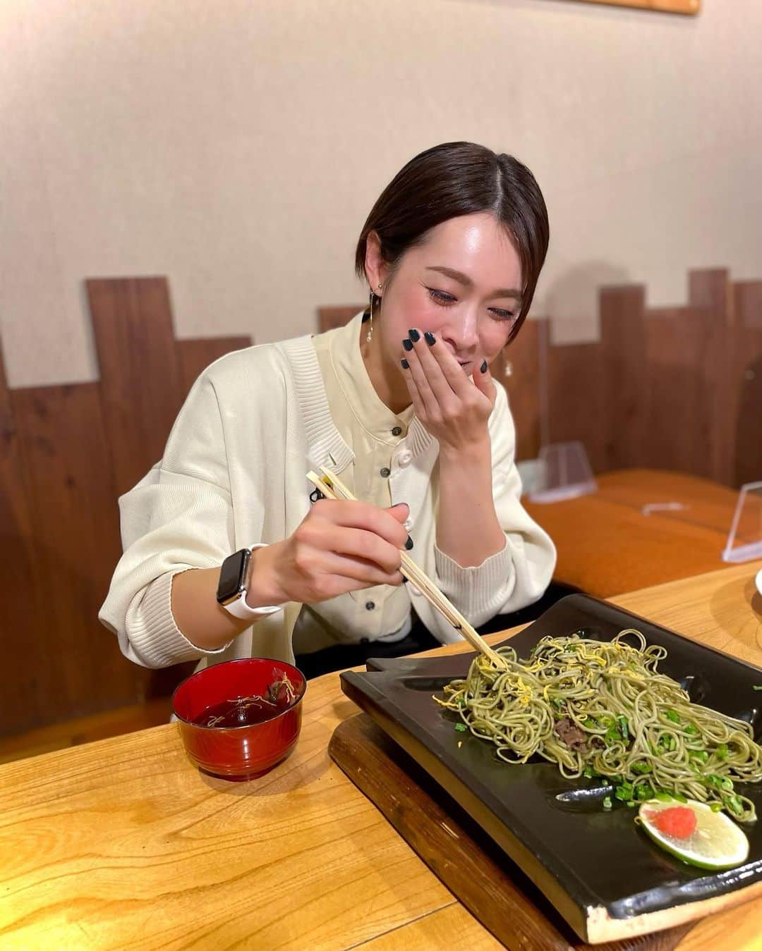 酒井瞳さんのインスタグラム写真 - (酒井瞳Instagram)「宮崎で食べられるのは珍しい #瓦そば @kawaraya.miyazaki さん  私人生初でしたが....  こんなに美味しいものを今まで知らなかった事を悔やんだ🫣✨‼️  パリパリにお焦げが付いた麺、茶蕎麦の風味、お肉と錦糸卵と合わせて食べるガッツリ感。。。  味変の柚子を入れたらまた違う旨さが広がる😩✨  ずっと美味しい！驚き！！！  私２人前をペロリと食べちゃいました😂笑  #かわらや さんではなんと #よかばん スペシャルの忘年会コースをご用意していただき  １２月はその豪華メニューが味わえます😆‼️  めちゃくちゃボリューム満点で飲み放題もついてめちゃくちゃ安いの😳😳‼️  これは行くしかない✊  #宮崎 #宮崎グルメ #宮崎居酒屋 #宮崎ディナー #美味しい #グルメ #食べるの大好き」12月1日 7時37分 - s.sakaihitomi
