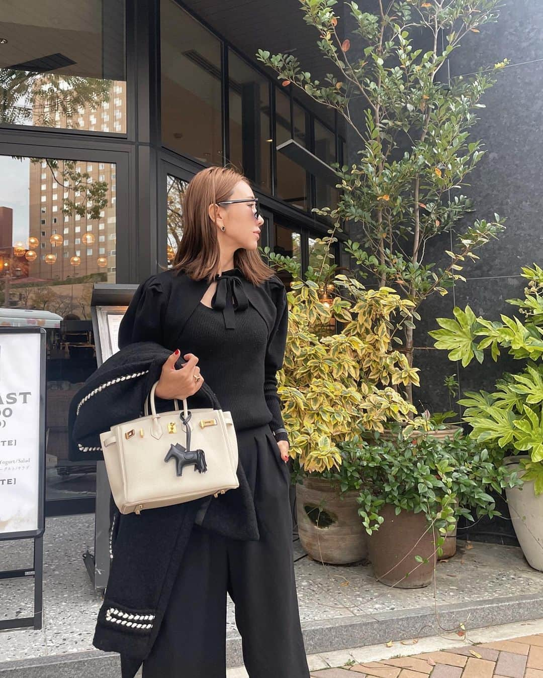 堀江直美さんのインスタグラム写真 - (堀江直美Instagram)「今季1番Hitなオリジナルニットは使い方も色々できるし他とかぶらないデザインがマンネリ化しがちな冬にピッタリ！⛄️そして暖かいの〜  春はチビボレロの単品使いもお楽しみ下さいね🤍  スカートにもパンツにも相性良きです🫶🏻 @hiand_official   #HIAND#ハイアンド#大人可愛い# パンツコーデ#デニムコーデ#コーデ#ママコーデ#neo#ネオ#hermesneo#エルメスネオ#hermesbirkin #クレ#バーキン25#hermes#hermès#hermesshoes#巻髪#ヘアアレンジ#hnhiand」12月1日 9時48分 - naomiiiiiiiiiiii