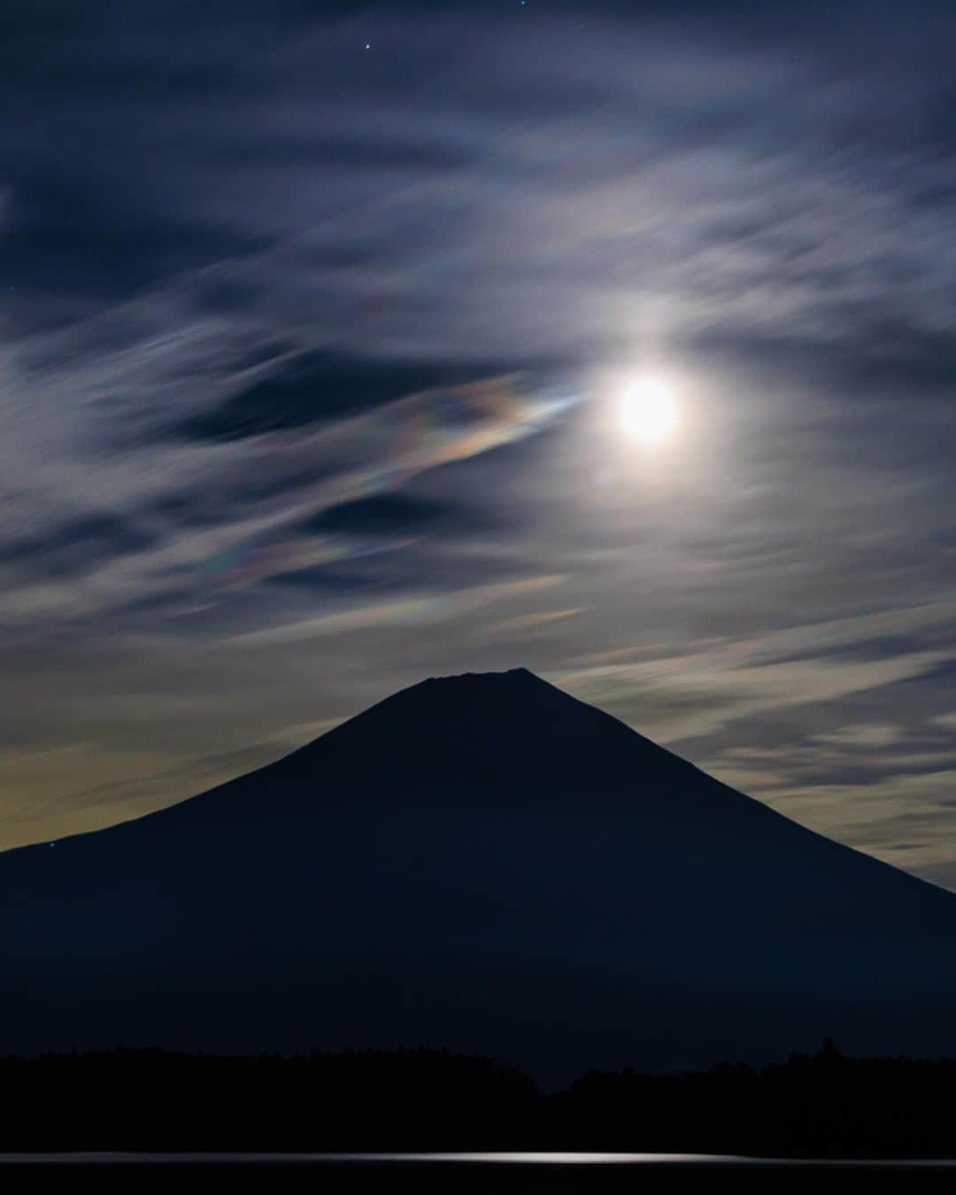 SHOCK EYEさんのインスタグラム写真 - (SHOCK EYEInstagram)「夜の富士に朧月✨ しかも綺麗な彩雲が現れて🌈🙏✨ ありがたい写真だね。  この彩雲、なんの形に見える？  #富士山 #彩雲 #朧月 #mtfuji #fujiyama #fujisan #japantravel #japantrip #canon #canonR5 #beautifuldestinations #discoverjapan #discoverearth #voyaged #awesome_photographers #IamATraveler #wonderful_places #japanphoto #japanphotography #japan_of_insta #livingonearth #theglobewanderer」12月1日 10時23分 - shockeye_official