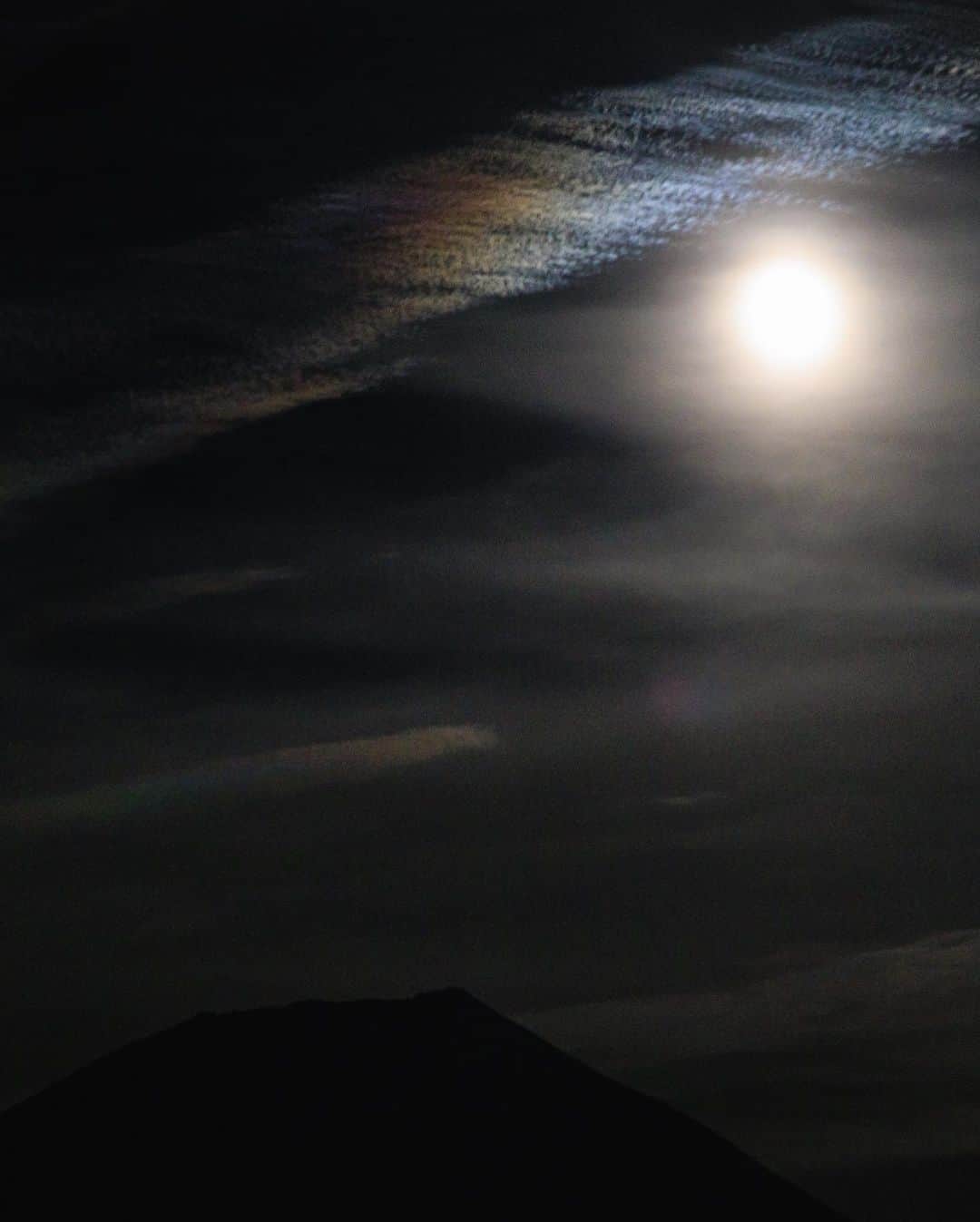 SHOCK EYEさんのインスタグラム写真 - (SHOCK EYEInstagram)「夜の富士に朧月✨ しかも綺麗な彩雲が現れて🌈🙏✨ ありがたい写真だね。  この彩雲、なんの形に見える？  #富士山 #彩雲 #朧月 #mtfuji #fujiyama #fujisan #japantravel #japantrip #canon #canonR5 #beautifuldestinations #discoverjapan #discoverearth #voyaged #awesome_photographers #IamATraveler #wonderful_places #japanphoto #japanphotography #japan_of_insta #livingonearth #theglobewanderer」12月1日 10時23分 - shockeye_official