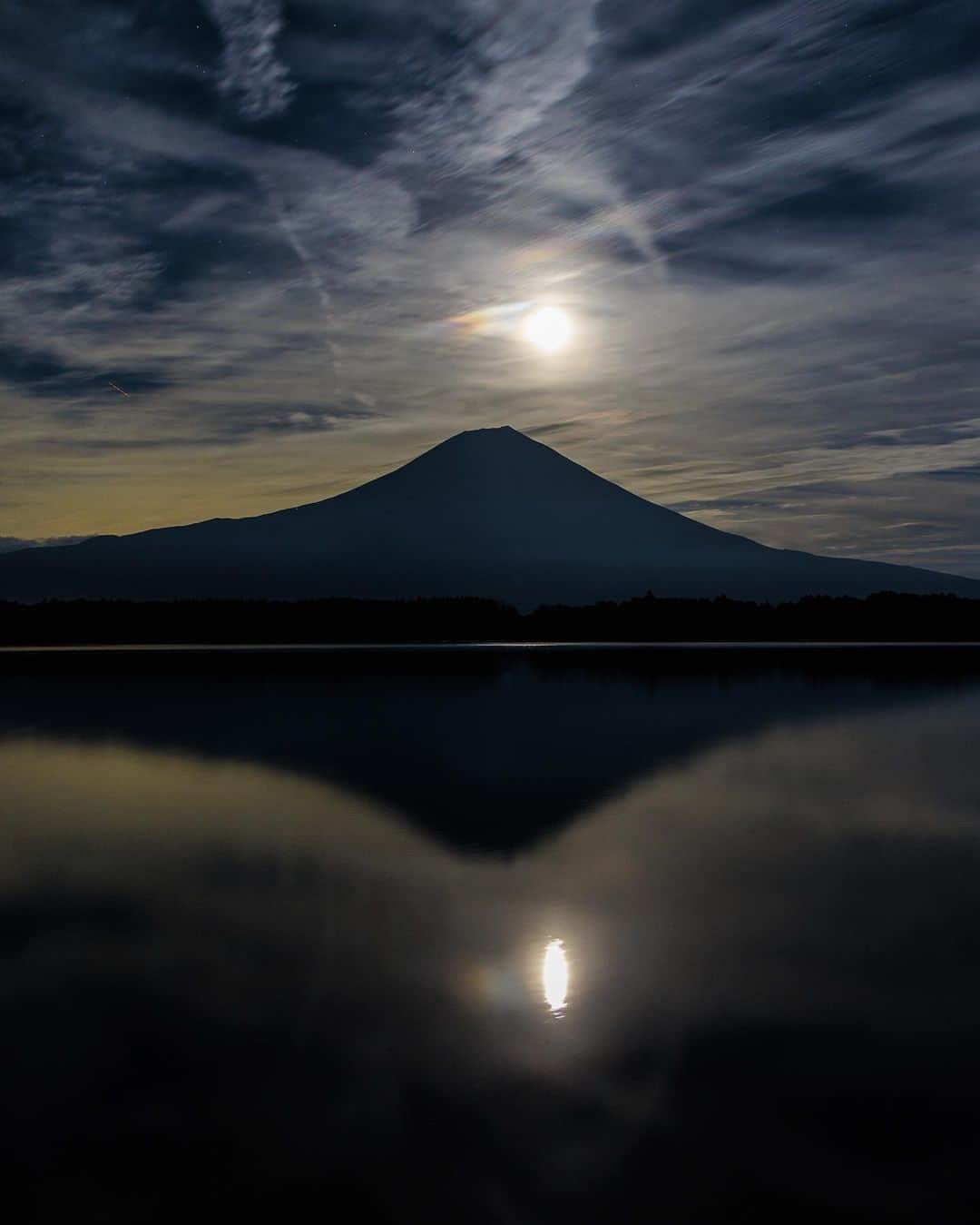 SHOCK EYEさんのインスタグラム写真 - (SHOCK EYEInstagram)「夜の富士に朧月✨ しかも綺麗な彩雲が現れて🌈🙏✨ ありがたい写真だね。  この彩雲、なんの形に見える？  #富士山 #彩雲 #朧月 #mtfuji #fujiyama #fujisan #japantravel #japantrip #canon #canonR5 #beautifuldestinations #discoverjapan #discoverearth #voyaged #awesome_photographers #IamATraveler #wonderful_places #japanphoto #japanphotography #japan_of_insta #livingonearth #theglobewanderer」12月1日 10時23分 - shockeye_official