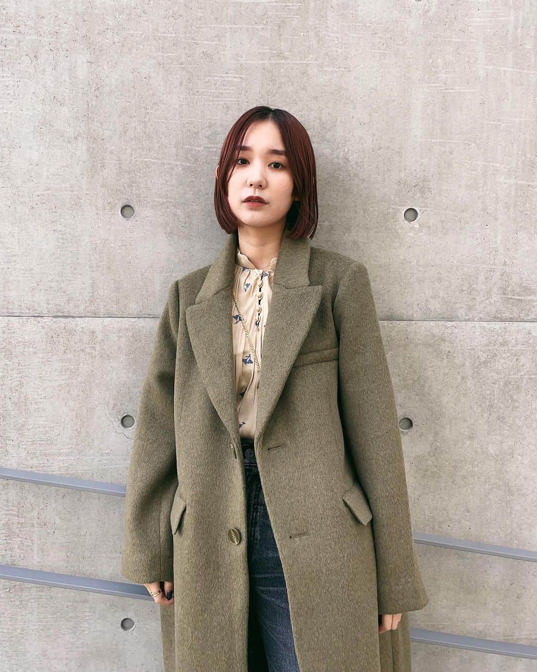 MOUSSY SNAPさんのインスタグラム写真 - (MOUSSY SNAPInstagram)「#MOUSSYSNAP @re_ka622 162cm  ・CURVE SLEEVE LONG COAT(010FAH30-5620) ・EMBROIDERY BLOUSE(010FAW30-7410) ・MVS BLACK FLARE(010FSA12-1270) ・BOX CLUTCH CHAIN BAG(010FA751-6340) ・COMFORT SQUARE TOE BOOTS(010FA252-6130) 全国のMOUSSY店舗／SHEL'TTER WEBSTOREにて発売中。  #MOUSSY  #MOUSSYJEANS  #MVSJEANS  #MOUSSYHOLIDAYCOLLECTION」12月1日 12時01分 - moussysnap