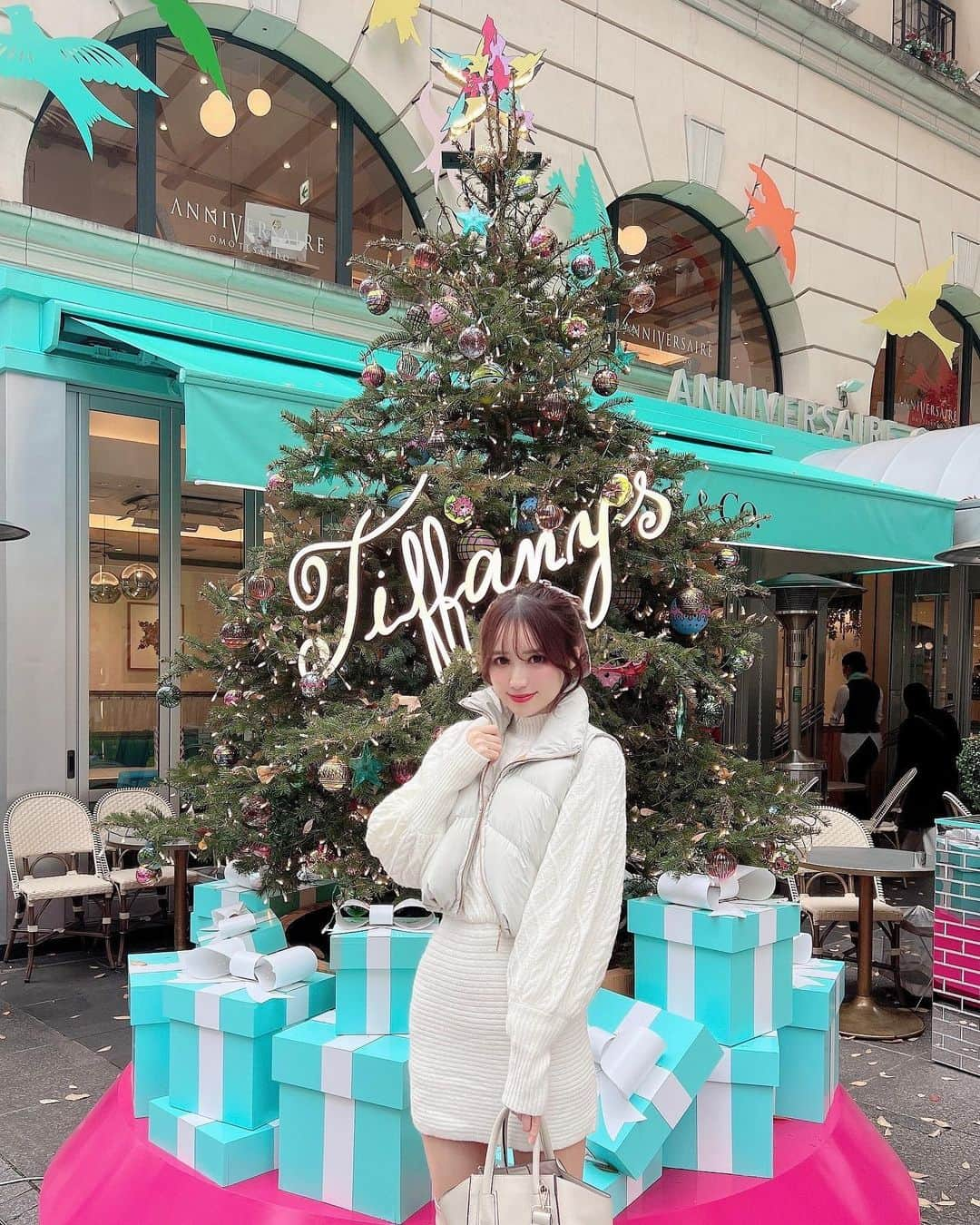 小越しほみさんのインスタグラム写真 - (小越しほみInstagram)「今日から12月❄️  今年ももうすぐおわるねぇ 今月もたのしみましょ😌🫶🏻  この間行ったTiffany CafeのXmasツリーだよ🎄  @sixbyone のダウンベストに合わせて 真っ白にしてみた🐩  ダウンも白系だと女子っぽくなってすき🤍  . . . . . . .  #sixbyonecopenhagen #sixbyone #シックスバイワン #ダウン #ダウンベスト #ティファニーカフェ #ティファニー #アニヴェルセル表参道 #アニヴェルセルカフェ #tiffany #tiffanycafe #anniversairecafe #アニヴェルセル #カフェスタグラム #cafe #カフェ巡り #カフェ好きな人と繋がりたい #冬コーデ #mercuryduo #ホワイトコーデ #冬服コーデ #ミニスカ #ミニワンピ #ニーハイブーツ #カフェ活 #表参道カフェ #表参道ランチ #表参道グルメ #クリスマスツリー #クリスマス」12月1日 12時30分 - shihomi1129