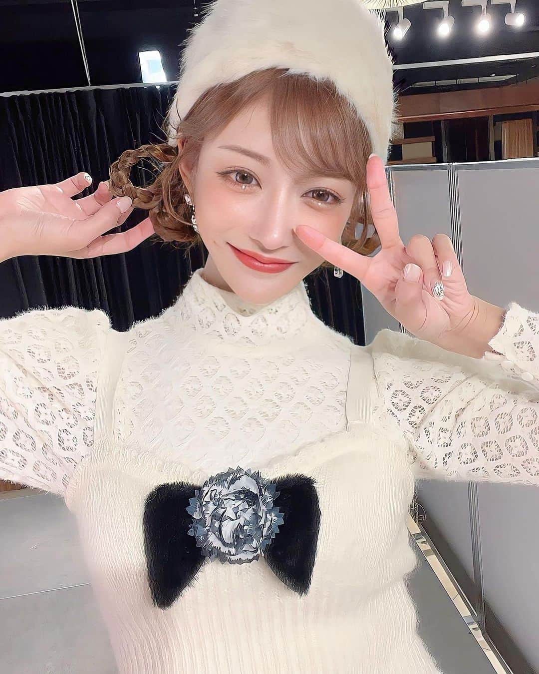 明日花キララさんのインスタグラム写真 - (明日花キララInstagram)「雪だるまになりました⛄️ 5枚目のアクリルスタンド @peche_magazine さんで発売するそうです💠 これショートヘアには見えないよね！ ウィッグでドーナツ作ってくれました🥐  #雪が綺麗と笑うのは君がいい #雪ララ」12月1日 12時46分 - asukakiraran