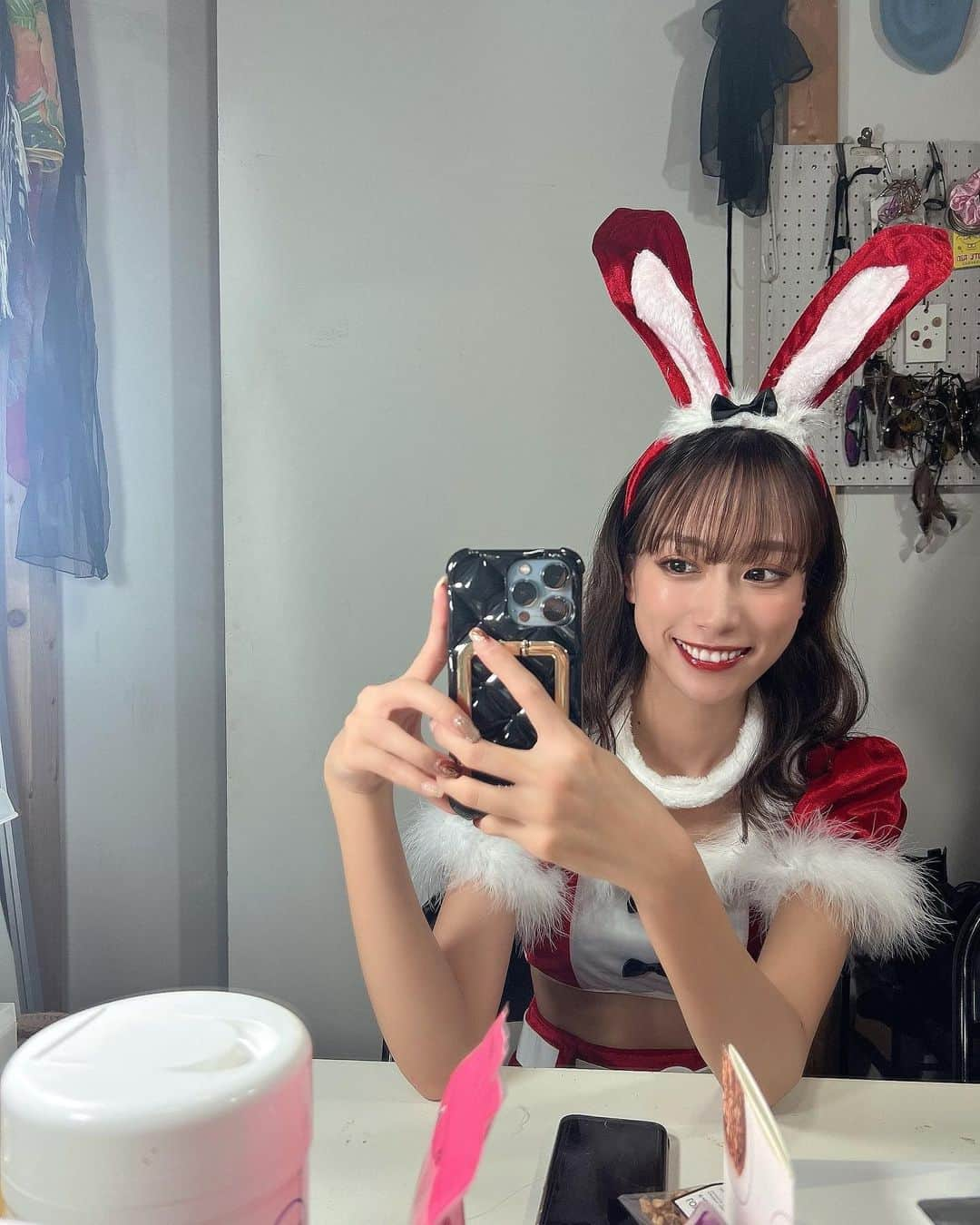 岡島彩花さんのインスタグラム写真 - (岡島彩花Instagram)「もう12月か🎅🏻🐰❤️  クリスマスみなさんの予定は〜？ 私は仕事でした...🥹笑  #サンタコス #サンタコスプレ  #レースクイーン #ボレジョ」12月1日 16時09分 - okajima_ayaka