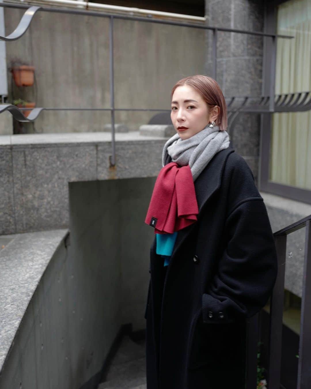 荻原桃子さんのインスタグラム写真 - (荻原桃子Instagram)「寒い寒い、、、 いきなりさむい🥹  7日発売の ブロッキングカラーのニットマフラーがとってもかわいい💭  MA-1にもウールコートにも👌  #UN3D」12月1日 17時19分 - momokoogihara