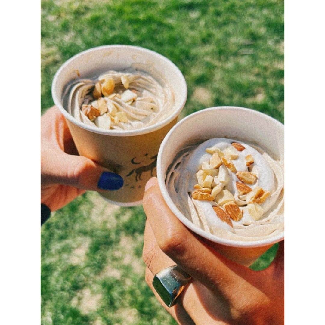 紗栄子さんのインスタグラム写真 - (紗栄子Instagram)「しばらく出張が続いていて久しぶりに @nasufarmvillage に帰ったら、この季節にだけ販売される @kanelbread のシュトーレンが販売されていて、ファームもクリスマス仕様になってた🥰🫶🏻🎄💝✨  ファームも寒くなってきたけど、マロンラテや来週からココアも販売開始するから、みんなカフェにゆっくりしに来てね🧸🎁🎄✨  そしてお誕生日のギフトもたくさん届いていて、温かい気持ちになりました🥰❤️  みんなありがとう🥰🤲🏻✨」12月1日 17時36分 - saekoofficial