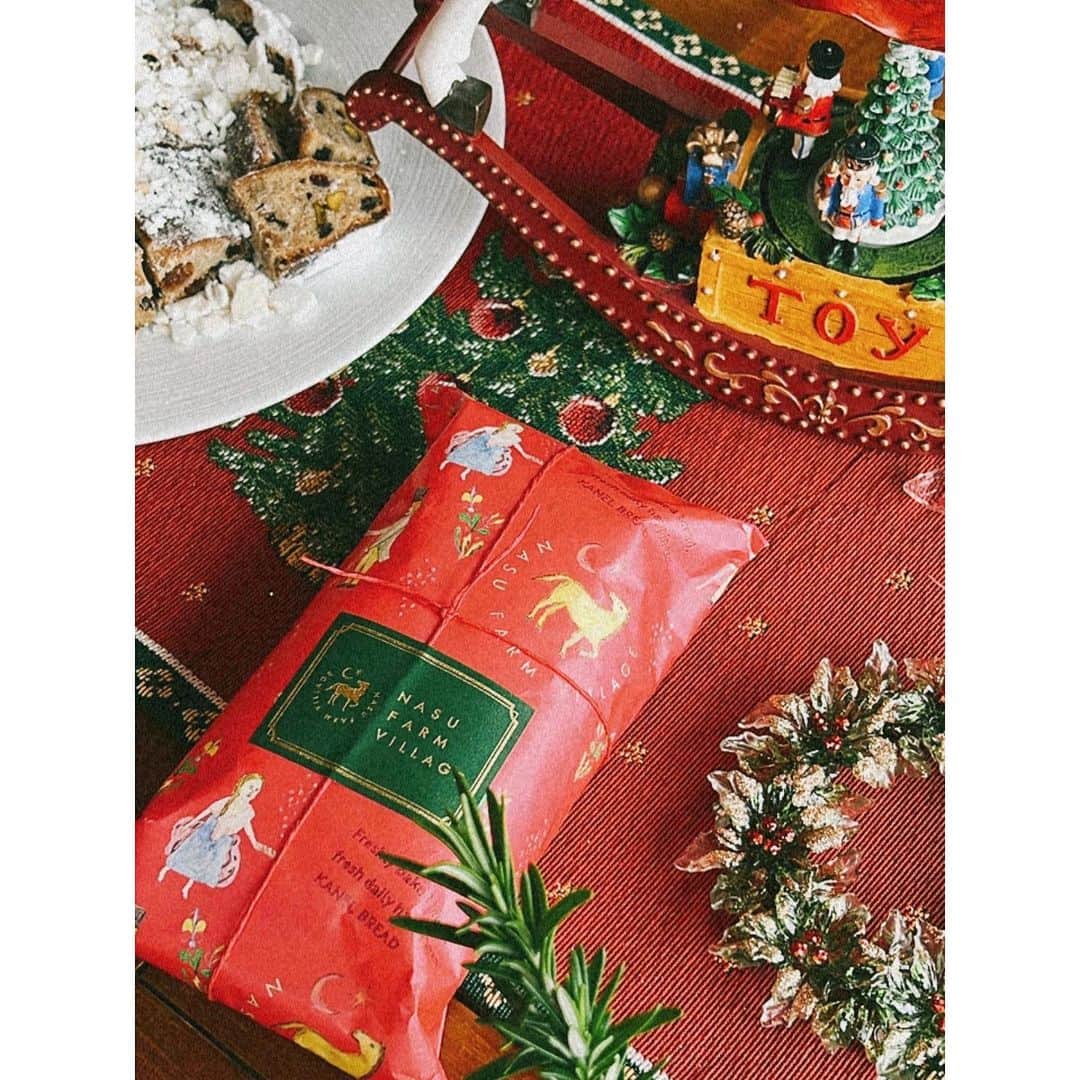 紗栄子さんのインスタグラム写真 - (紗栄子Instagram)「しばらく出張が続いていて久しぶりに @nasufarmvillage に帰ったら、この季節にだけ販売される @kanelbread のシュトーレンが販売されていて、ファームもクリスマス仕様になってた🥰🫶🏻🎄💝✨  ファームも寒くなってきたけど、マロンラテや来週からココアも販売開始するから、みんなカフェにゆっくりしに来てね🧸🎁🎄✨  そしてお誕生日のギフトもたくさん届いていて、温かい気持ちになりました🥰❤️  みんなありがとう🥰🤲🏻✨」12月1日 17時36分 - saekoofficial