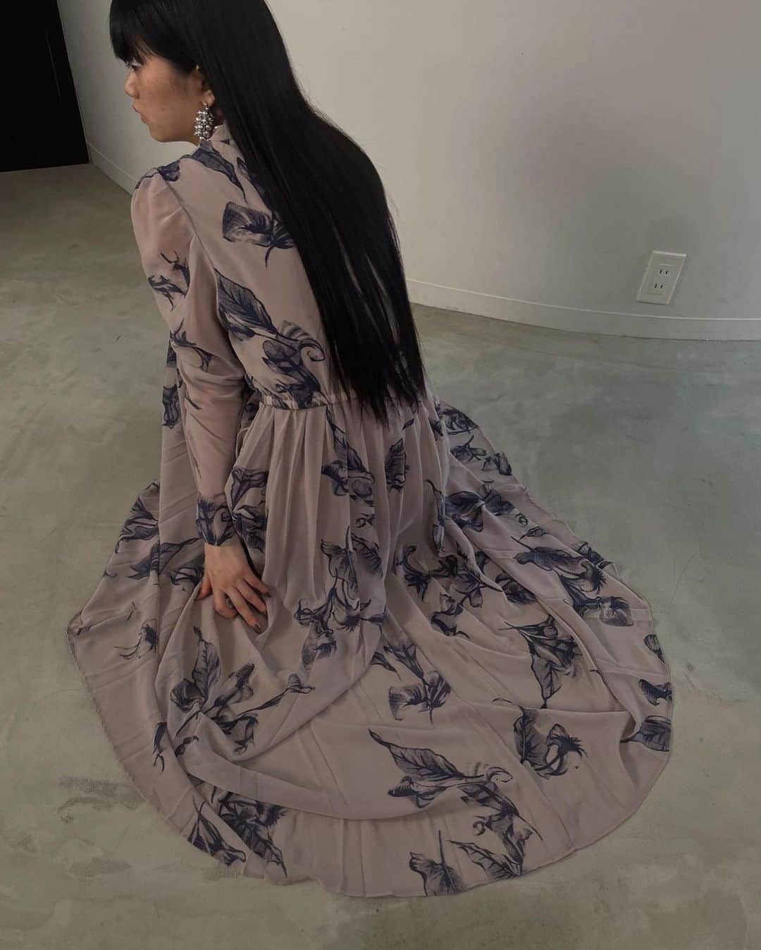 黒石奈央子さんのインスタグラム写真 - (黒石奈央子Instagram)「今回はフロッキー花柄のワンピースを作りました オケージョンはもちろん普段使いもできます。  シンプルだけどお袖がちょいパフでおしゃれなの。  dress 12/6 . . @ameri_shinjuku @amerivintage @ameri_daikanyama @ameri.shinsaibashi  @ameri_nagoya #ameri#amerivintage #fashion #coordinate#ootd#outfit#osanposnap #705_outfit #大人ファッション #大人コーディネート #大人スタイル #modestyle #modefashion#modecasual」12月1日 17時45分 - blackstone705