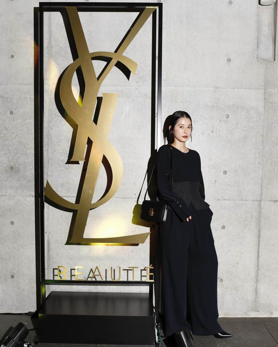 松本恵奈さんのインスタグラム写真 - (松本恵奈Instagram)「YSL BEAUTY バーチャルギフトブティックが本日12月1日にオープンします💄 イベントスペースはクリスマスを連想させる素敵な空間で、ずらりと並ぶYSLのビューティアイテムを見てとっても心が躍りました♡中でも私のお気に入りはフレグランス♡甘すぎないクールな香りで、この日のスタイリングにもぴったりでした☺️💕 これからのholidayシーズンに、大切な人へのギフトや、自分へのご褒美にもいいなぁと思うアイテムがたくさんあったので、みなさんも是非checkしてみてください♡ #YSL #YSLBEAUTY #YSLバーチャルギフトブティック  #YSLリブレ #リブレオーデパルファム」12月1日 17時52分 - ena1123