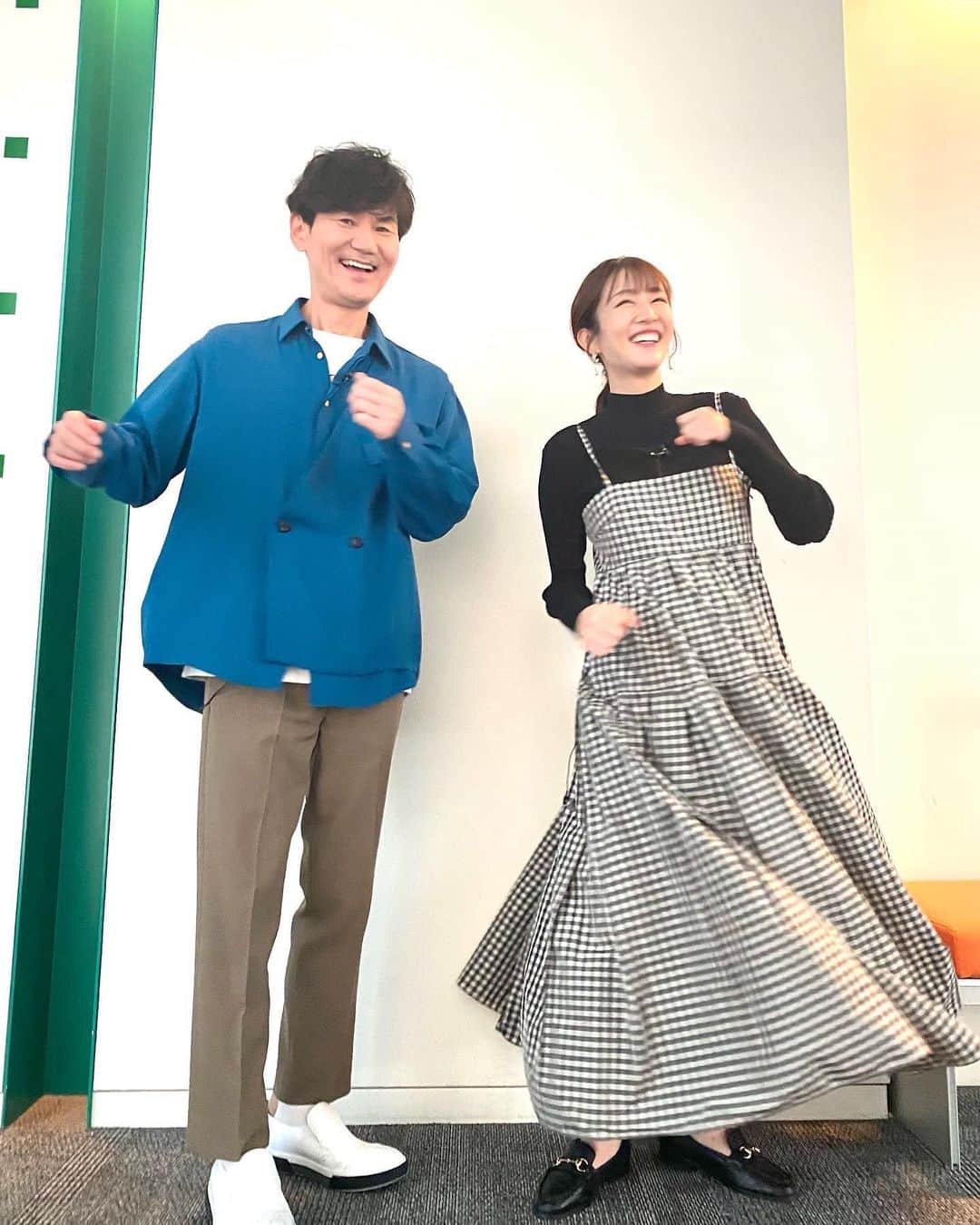 滝菜月さんのインスタグラム写真 - (滝菜月Instagram)「南原さんと２ショット🕺💃 お腹が大きくなってきて衣装選びが難しいですが スタイリストさんが無理なくお洒落を楽しめるものを 探してきてくれるので本当にありがたいです。 ⁡ 同じ妊婦さんから、 ヒルナンデスを見て衣装を参考にしてます とメッセージをいただき嬉しい気持ちになりました🙇‍♀️💕 先週入っていた服が今週は入らなくなったり 同じサイズ感でも素材によって見え方が違ったり 服選びが難しいですよね。 ⁡ 私服は私も試行錯誤中です！ ⁡ 産後も着られるものを〜、とか、将来授乳しやすいものを〜、とか 色々考えると前開きワンピースばかり増えていきます。笑 でも！！ 今日のヒルナンデスのファッション対決を見ながら 無理のない範囲でトレンドアイテムやカラーもトライしてみたくなりました☺️ ⁡ #ヒルナンデス #ファッションバトル #石川アナが１位でした👏💕」12月1日 18時01分 - taki_natsuki