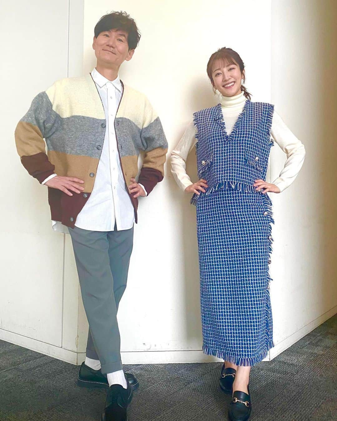 滝菜月さんのインスタグラム写真 - (滝菜月Instagram)「南原さんと２ショット🕺💃 お腹が大きくなってきて衣装選びが難しいですが スタイリストさんが無理なくお洒落を楽しめるものを 探してきてくれるので本当にありがたいです。 ⁡ 同じ妊婦さんから、 ヒルナンデスを見て衣装を参考にしてます とメッセージをいただき嬉しい気持ちになりました🙇‍♀️💕 先週入っていた服が今週は入らなくなったり 同じサイズ感でも素材によって見え方が違ったり 服選びが難しいですよね。 ⁡ 私服は私も試行錯誤中です！ ⁡ 産後も着られるものを〜、とか、将来授乳しやすいものを〜、とか 色々考えると前開きワンピースばかり増えていきます。笑 でも！！ 今日のヒルナンデスのファッション対決を見ながら 無理のない範囲でトレンドアイテムやカラーもトライしてみたくなりました☺️ ⁡ #ヒルナンデス #ファッションバトル #石川アナが１位でした👏💕」12月1日 18時01分 - taki_natsuki